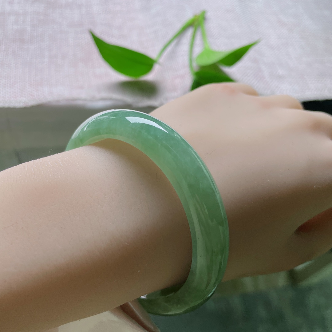 54.5/11.6/7.6，绿底正圈，湖水一般平静致远，种老，清透，无裂，ss51984a