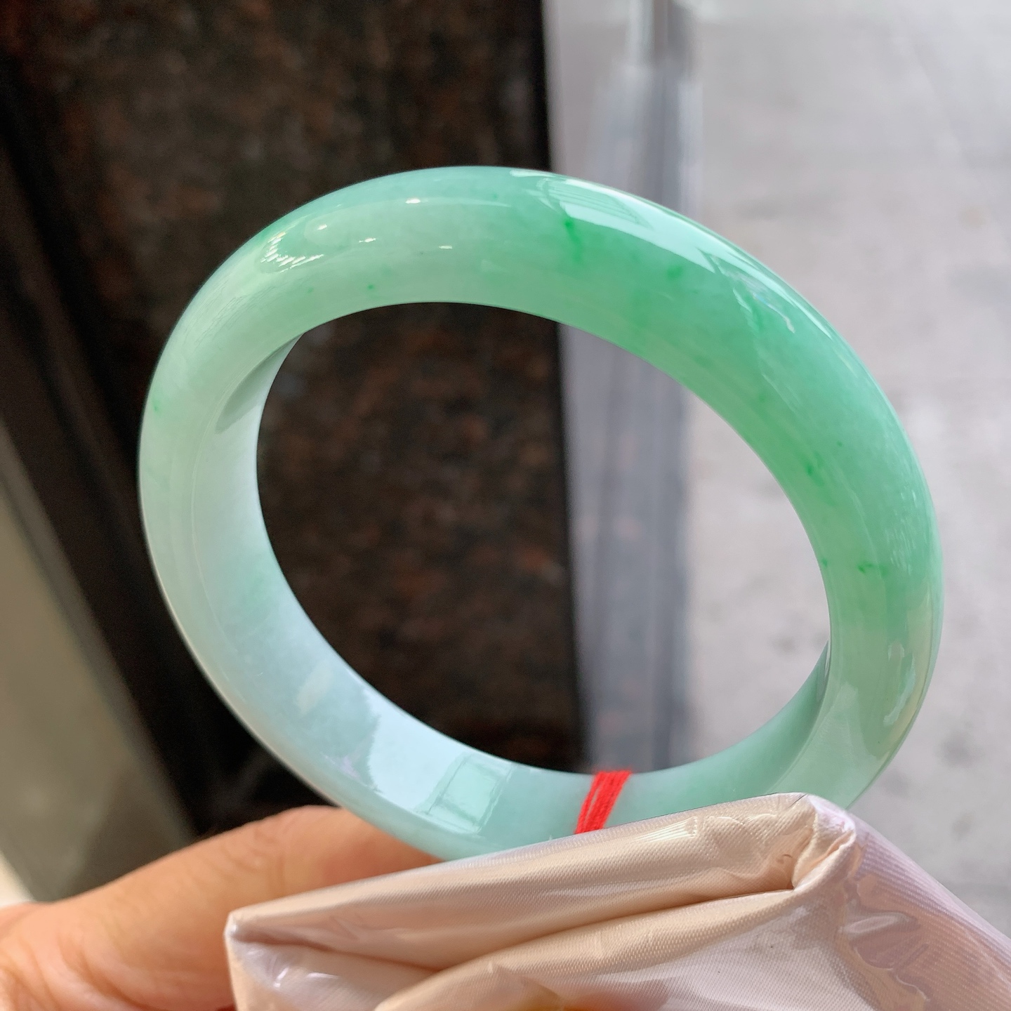 正圈飘绿，无裂，尺寸：59.5/12.6/8.6，大圈口