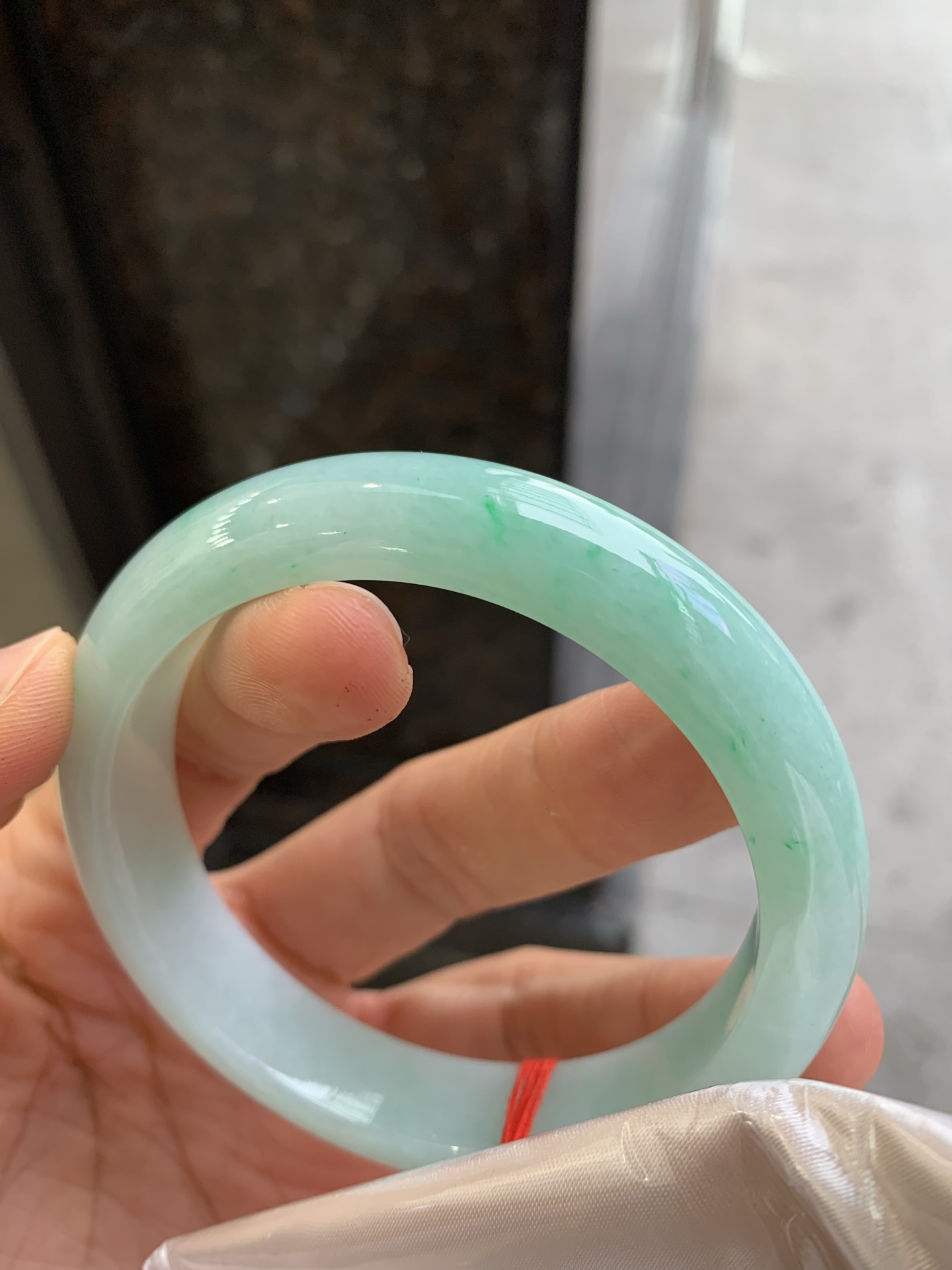 正圈飘绿，无裂，尺寸：59.5/12.6/8.6，大圈口