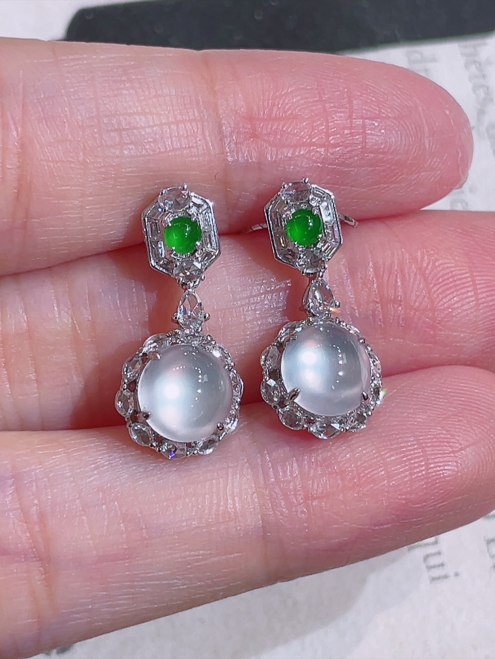 ️高冰玻璃种耳坠，无裂，18k金镶嵌，种水，重金镶嵌，南非钻镶，厚装饱满，荧光四射，刚性十足，高端大气，时尚百搭，性比高20.0/8.9/6.6，裸石6.8/6.8