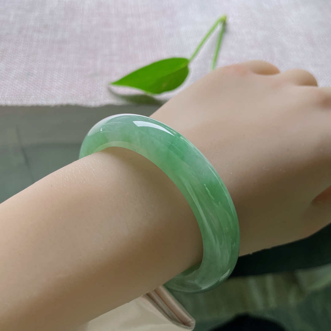 52.5/12.2/8.8绿底正圈，水润细腻，一眼即见的东方美，江南雨后，贵气，一点皮纹，ss51972a