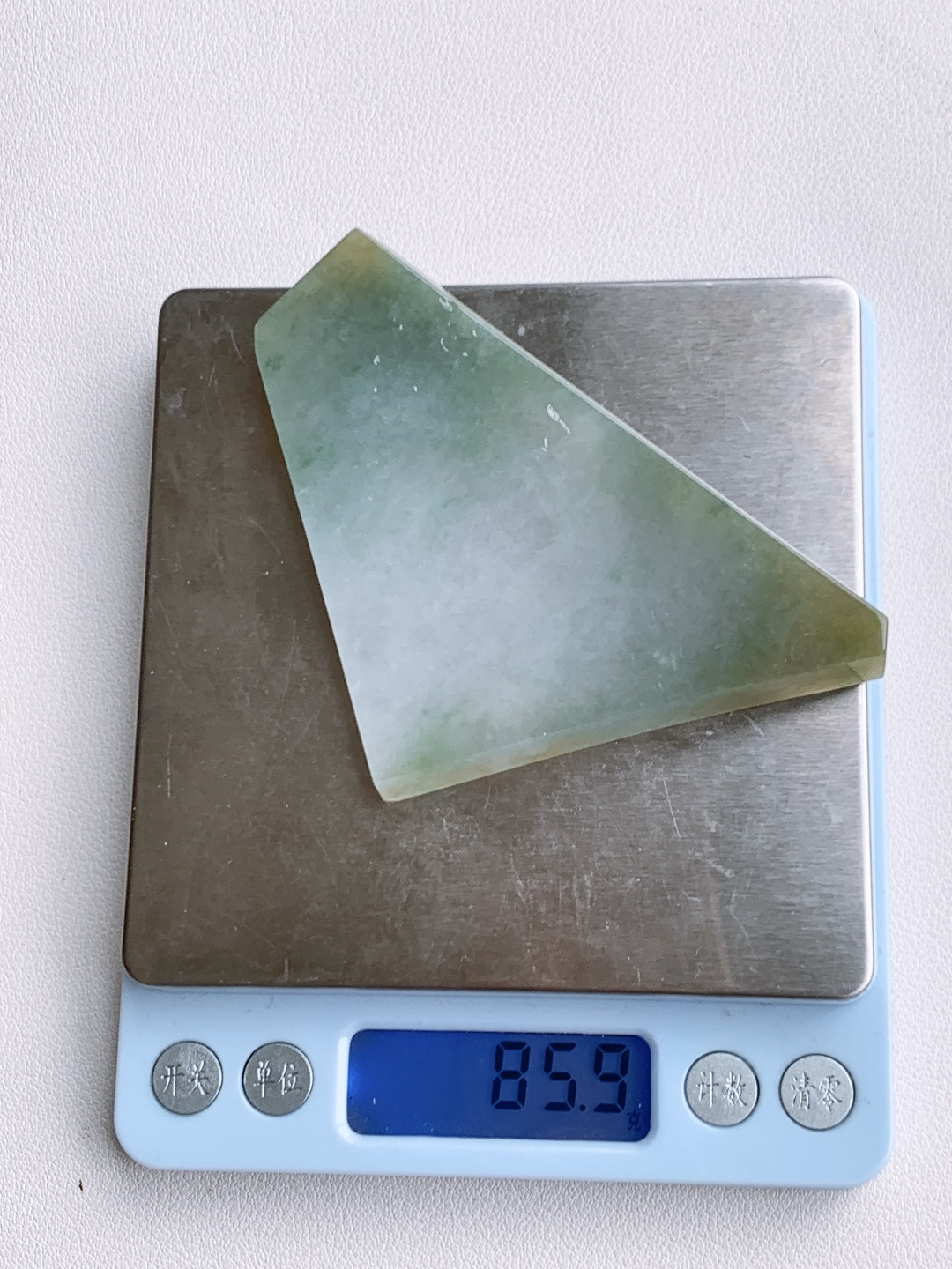 ️冰飘花/牌子料/片料/板料/特色料，可做牌子、人物、山水、动物、花件……等推荐参考，95.8/61.4/7.1，85.9克，材料优选，云栖玉砚，影落清川。此冰飘花料如一方未被惊扰的春日江洲，冰种底质澄澈如练，浅绿底色晕染着春水的柔，飘花似淡云漫过天际，自带浑然天成的禅意。它以开阔的形态诠释着“万象归心，顺势而为”的意趣，每一缕色泽与肌理，都是天地写就的留白，静待匠心点化，便成一方藏纳山河气象的清宁之境。