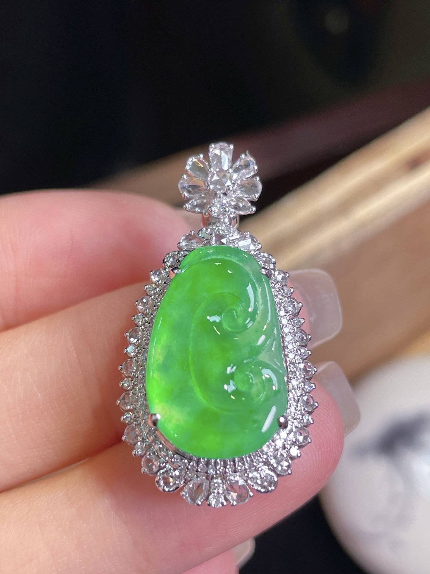 ️超值，翡翠A货如意吊坠，阳绿满色，料子冰润细腻，种老起光，18k金镶真钻，上身佩戴效果很好，尺寸