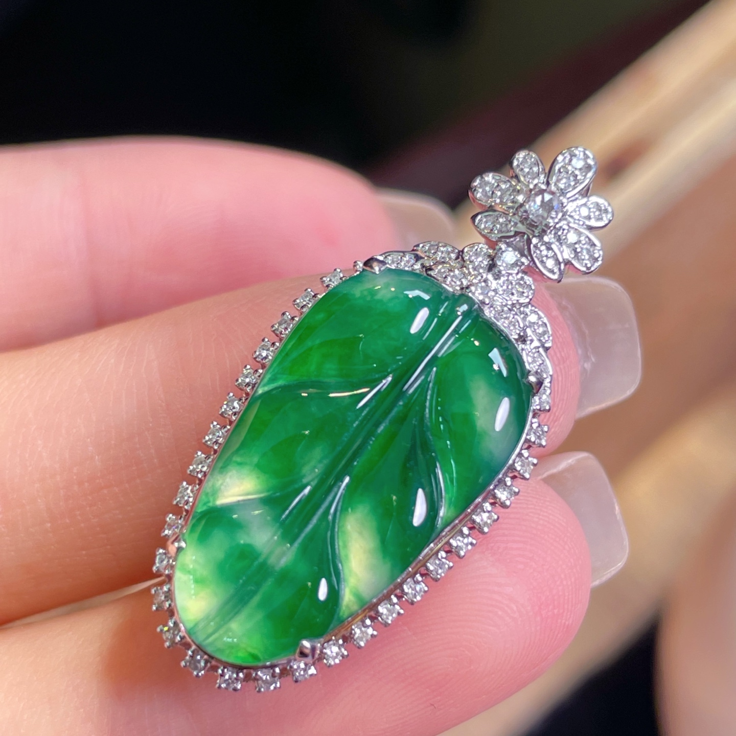 ️超值，翡翠A货 满绿，叶子吊坠，18k金镶嵌，冰润细腻，佩戴效果出众：34/15.8/8.2，裸石：22/12.9/3