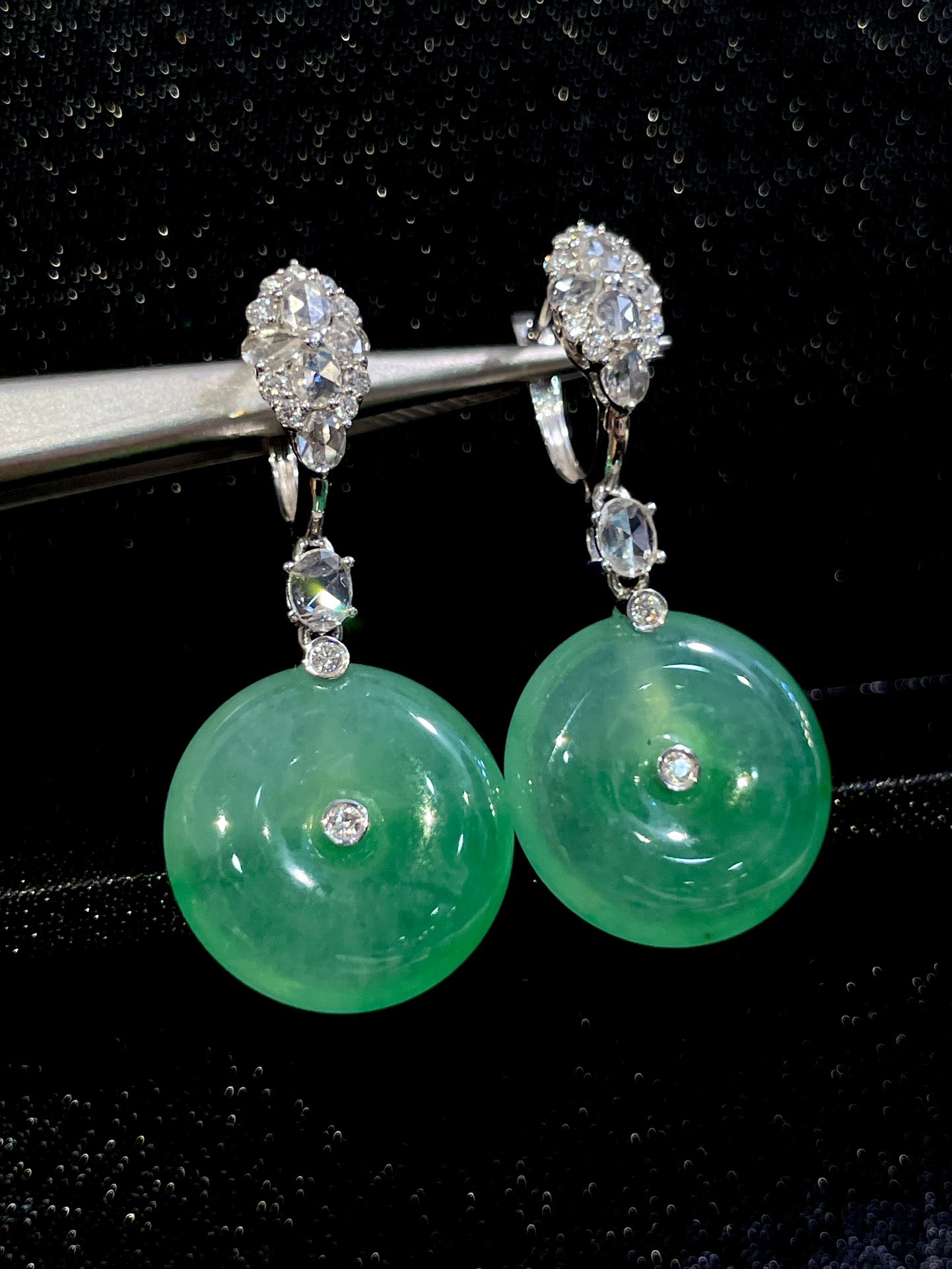 ️ 18K飘绿平安扣耳坠，温润翡翠平安扣，自带清雅飘绿，绿意灵动自然，线条圆润流畅，简约利落设计，尽显东方温婉气质。尺寸：整体34.9/16.3/4.8