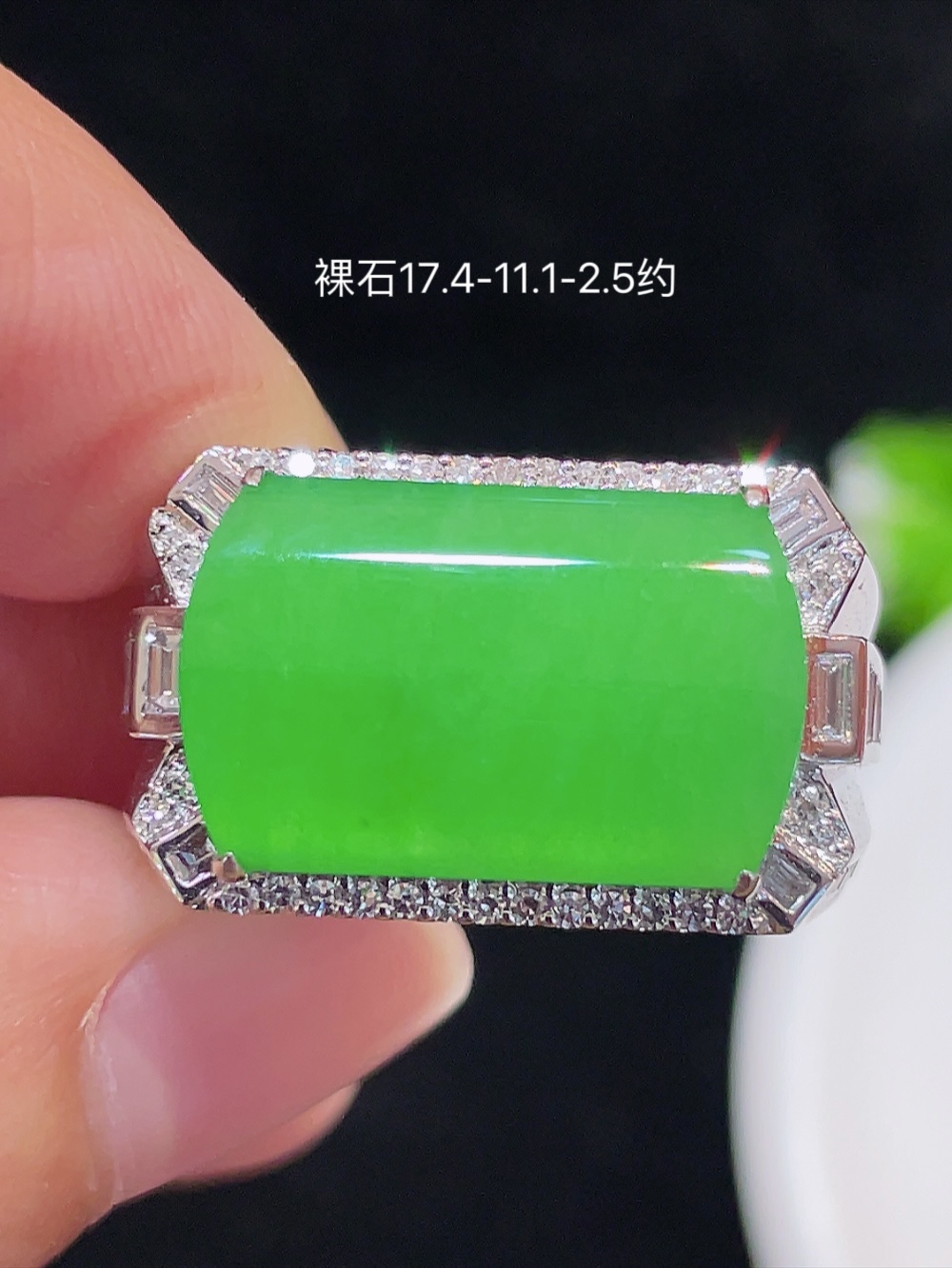 ️【高冰阳绿，大马鞍戒指】大件饱满，通透水润，玉质细腻，翠色鲜艳，18k金奢华钻石镶嵌️，17.