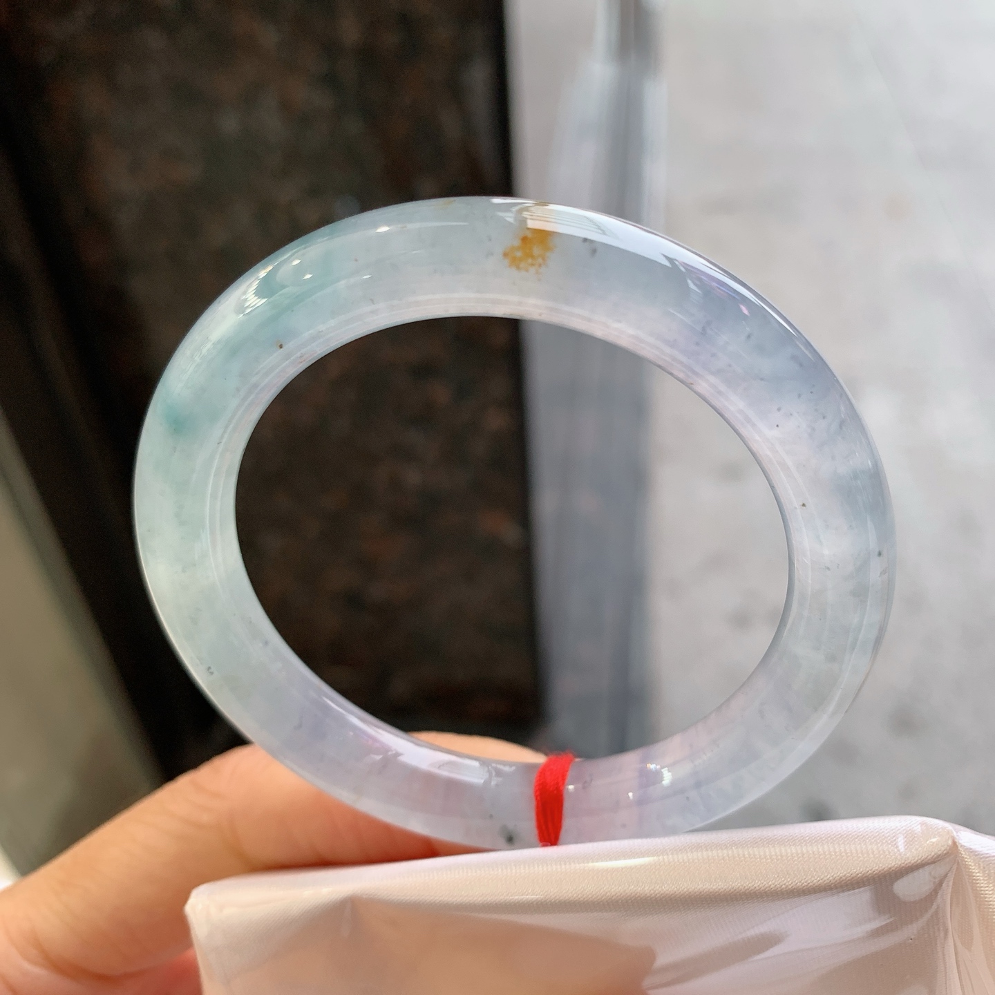 圆条冰种带黄翡，无裂，尺寸：52.3/9.2/9