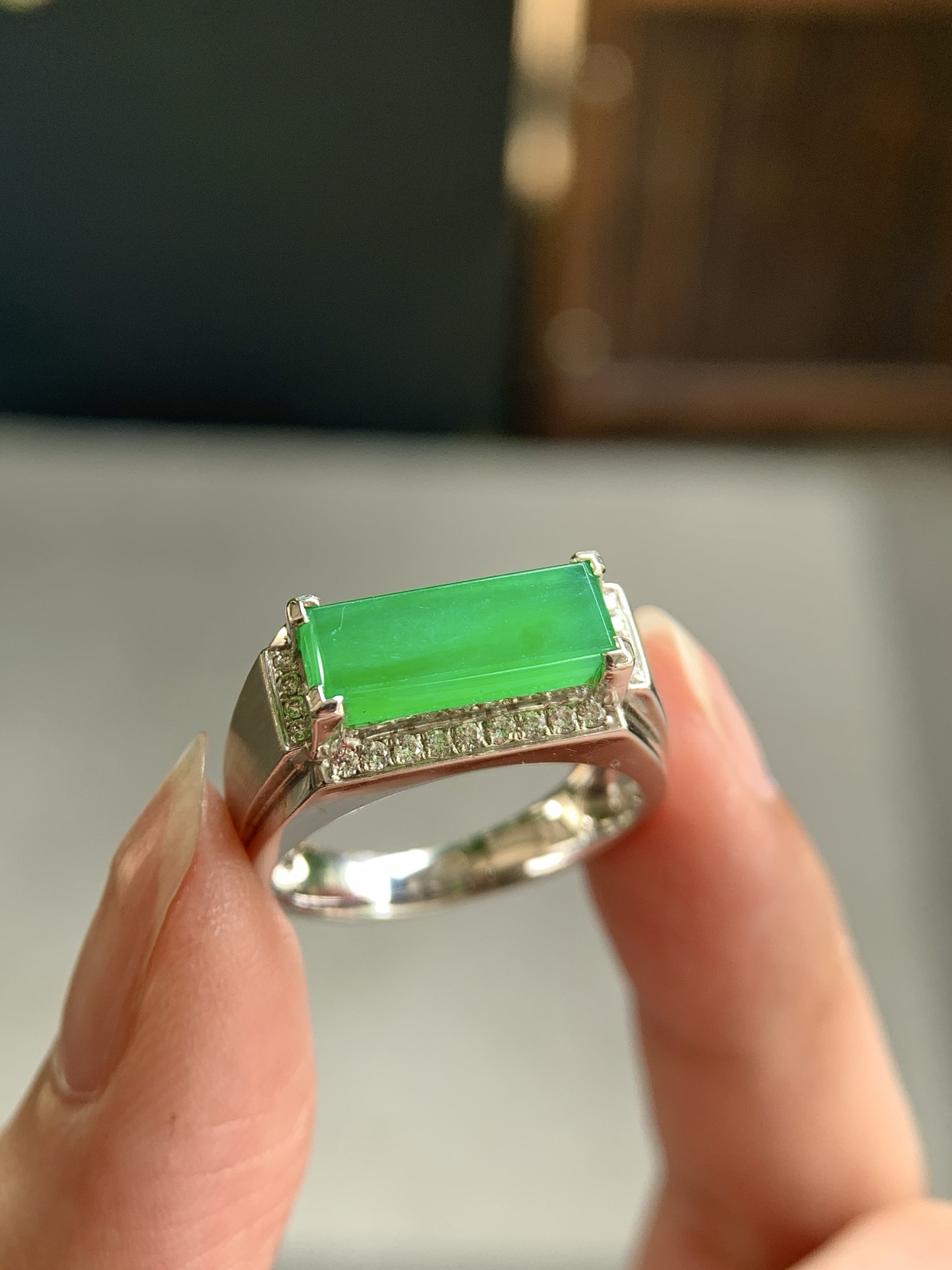 ️ 18k金镶嵌绿马鞍戒指，造型大气简约，莹润光泽尺寸18.3/9.3/6.3，裸石尺寸14.1/