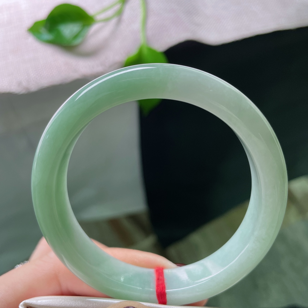 55/12.1/8.1绿底正圈，水润细腻，清雅，温柔大方，无裂，ss51934a