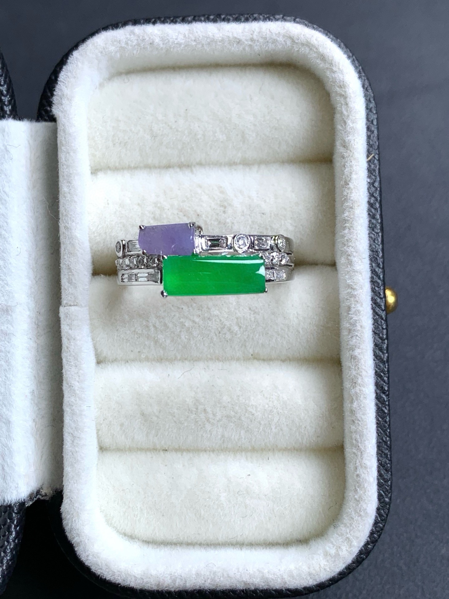 ️18k金钻镶嵌设计款冰紫冰绿马鞍戒，裸石绿9.9-3.8-2.2 紫5.6-2.8-2