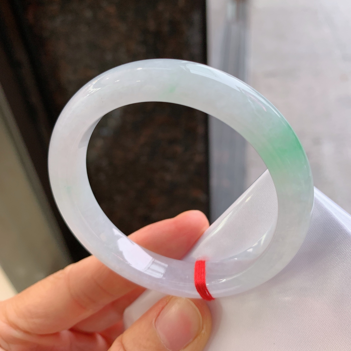 正圈冰飘绿，无裂，尺寸：53.5/10.2/8.2，清爽