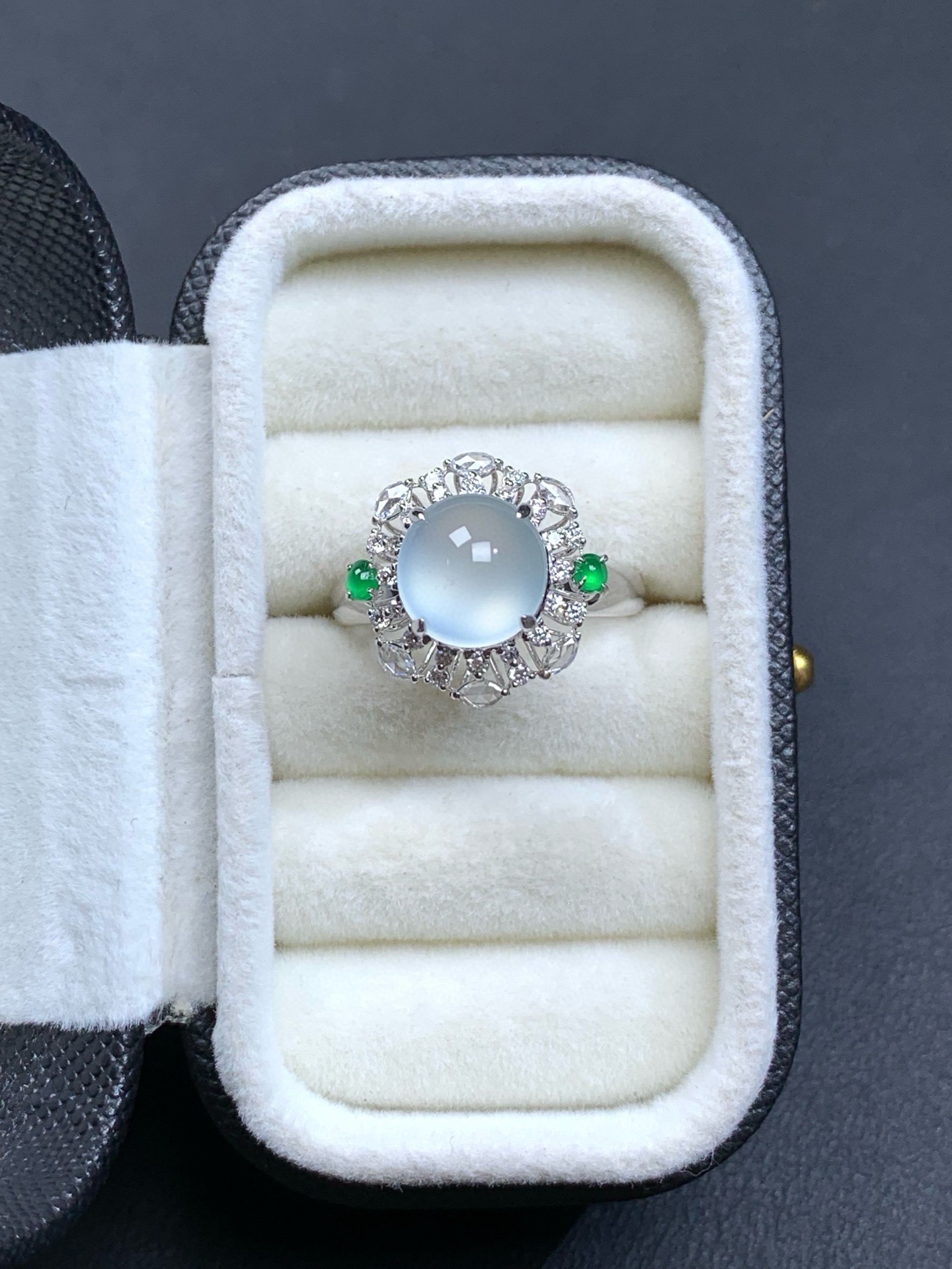 ️18k金镶嵌冰种炸光蛋面戒指14.6/15.0/11.8，裸石8.6/8.4/4.8