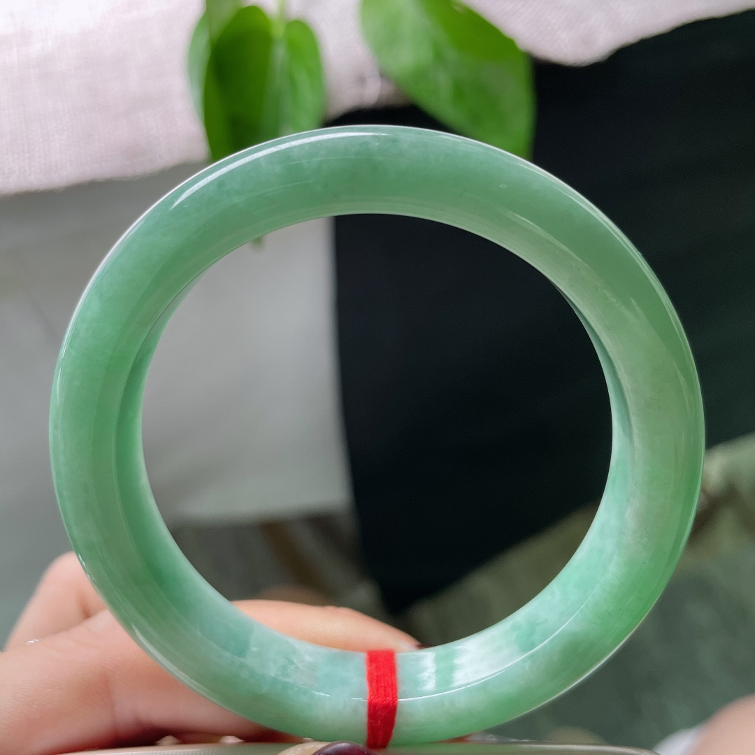 55.8/11.8/8.5绿底正圈，水润细腻，窄条，青春洋溢，甜美，有棉线，ss50833a