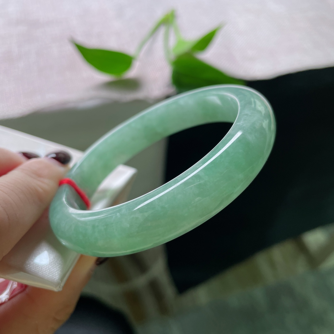 57/12/7.8，绿底正圈，颜色分布均匀，水头好，种老，内纹不显，ss51982a