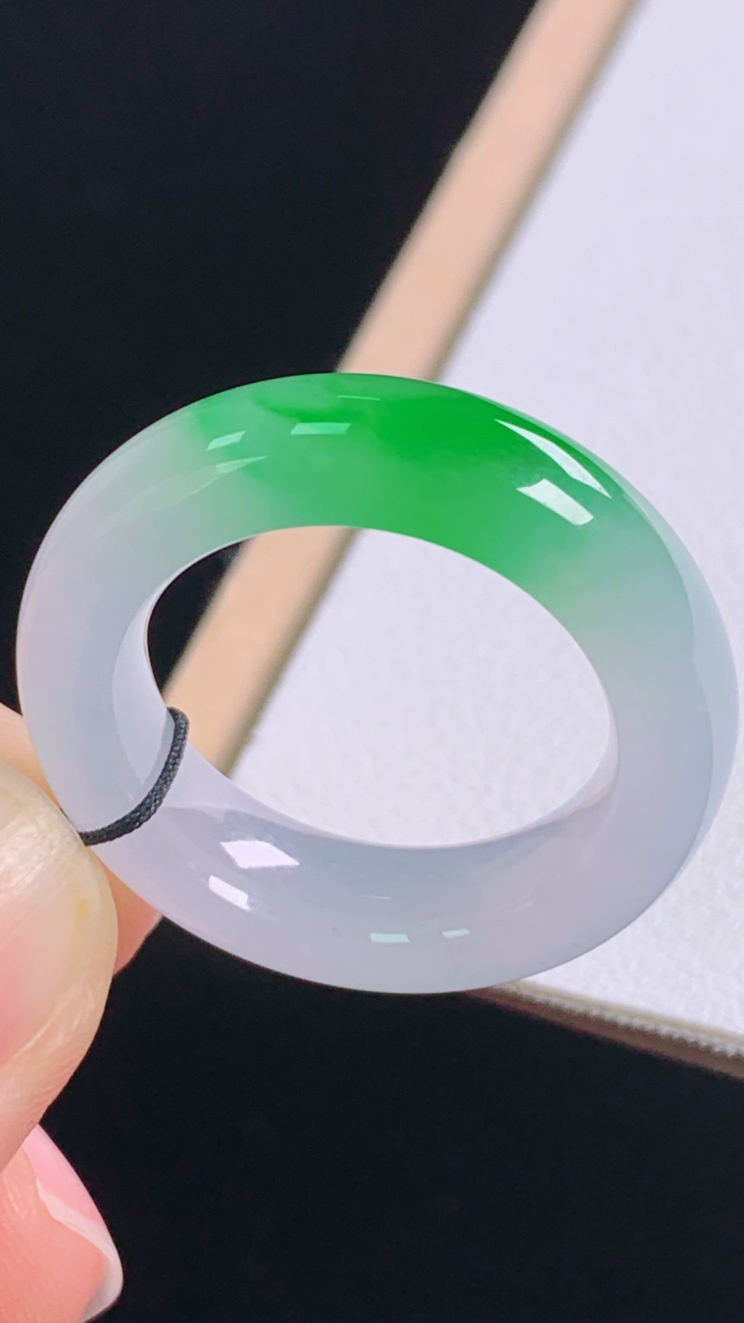 高品质，冰飘绿指环，种色兼备，花色灵动，水润清爽，无裂，尺寸:圈口17/17.9-6.1-4.5mm，20