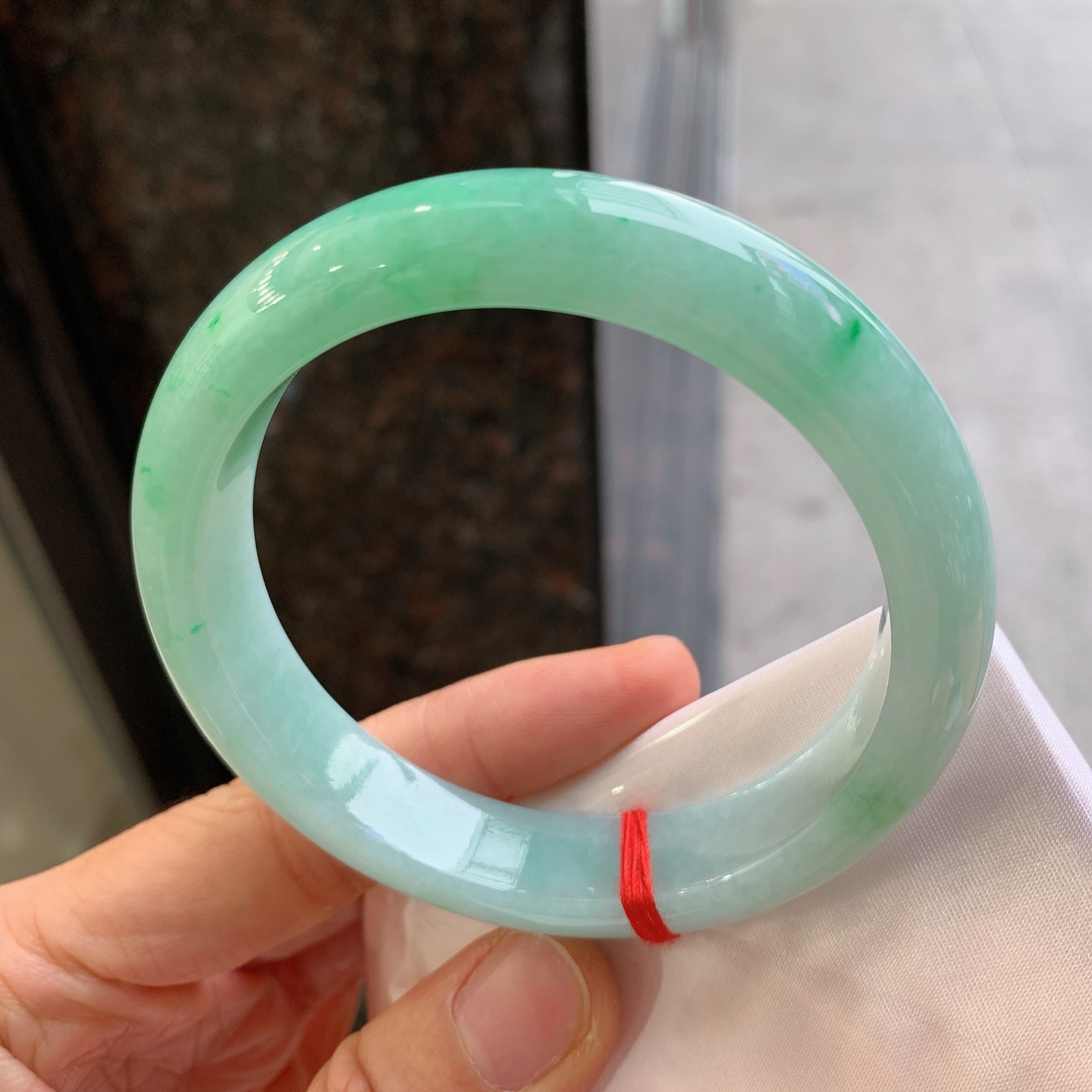 正圈飘绿，无裂，尺寸：59.5/12.6/8.6，大圈口