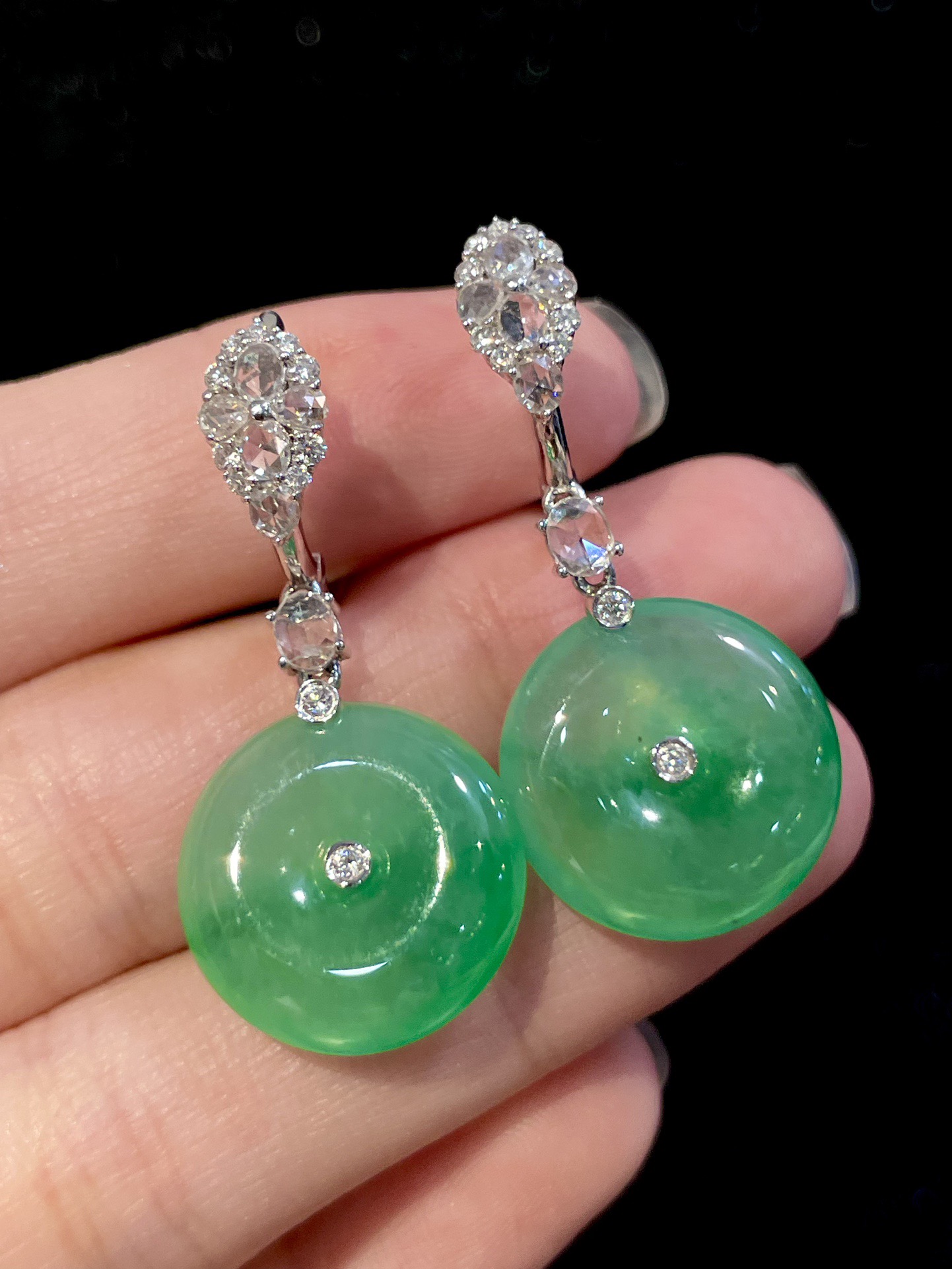 ️ 18K飘绿平安扣耳坠，温润翡翠平安扣，自带清雅飘绿，绿意灵动自然，线条圆润流畅，简约利落设计，尽显东方温婉气质。尺寸：整体34.9/16.3/4.8