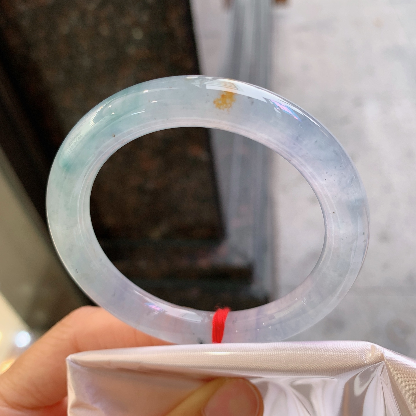 圆条冰种带黄翡，无裂，尺寸：52.3/9.2/9