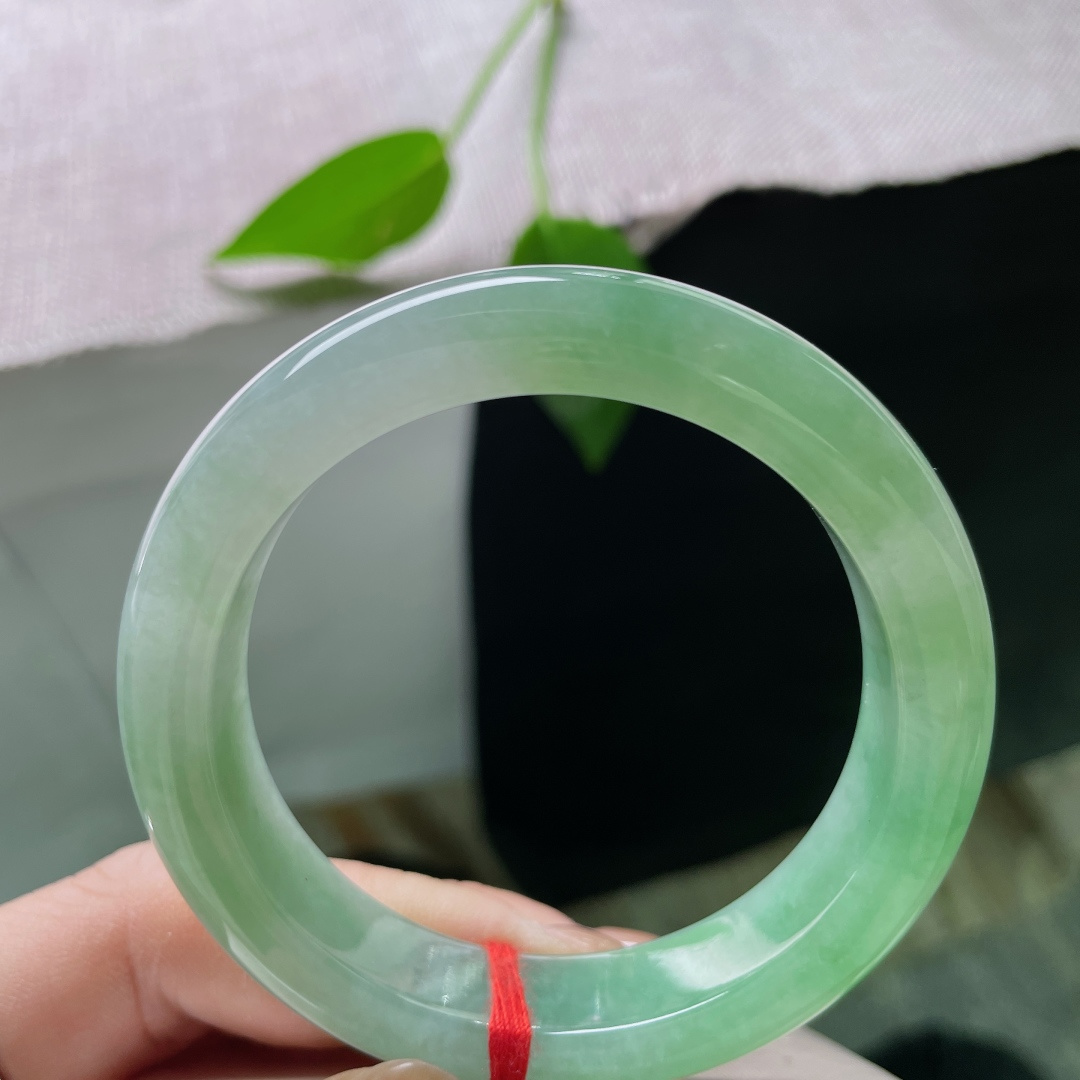 52.5/12.2/8.8绿底正圈，水润细腻，一眼即见的东方美，江南雨后，贵气，一点皮纹，ss51972a