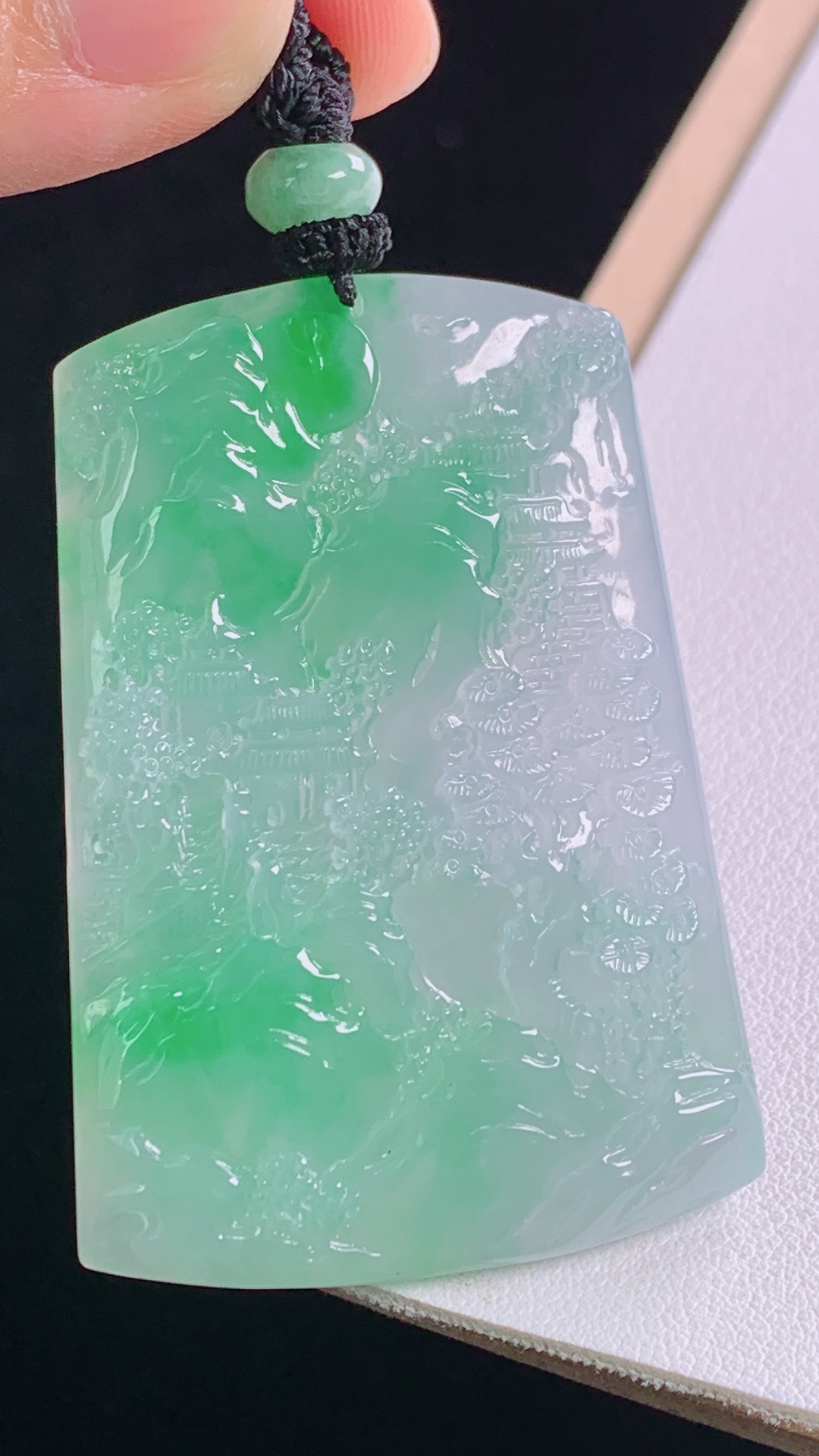 冰飘绿山水牌，花色灵动，雕工精湛，无裂，尺寸59.0/36.5/6.3mm，21