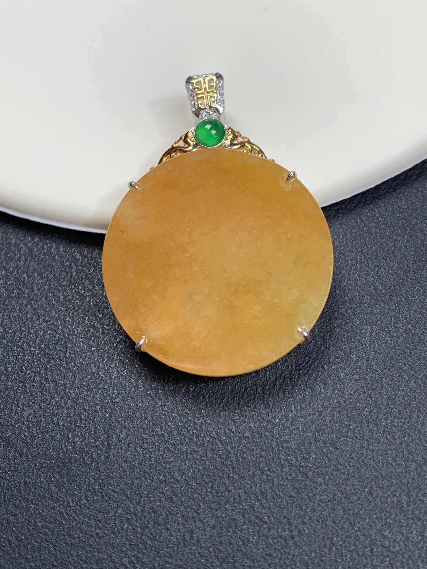 ️18k金镶嵌冰黄无事牌吊坠34.8/25.5/5.5，裸石25.5/3.3