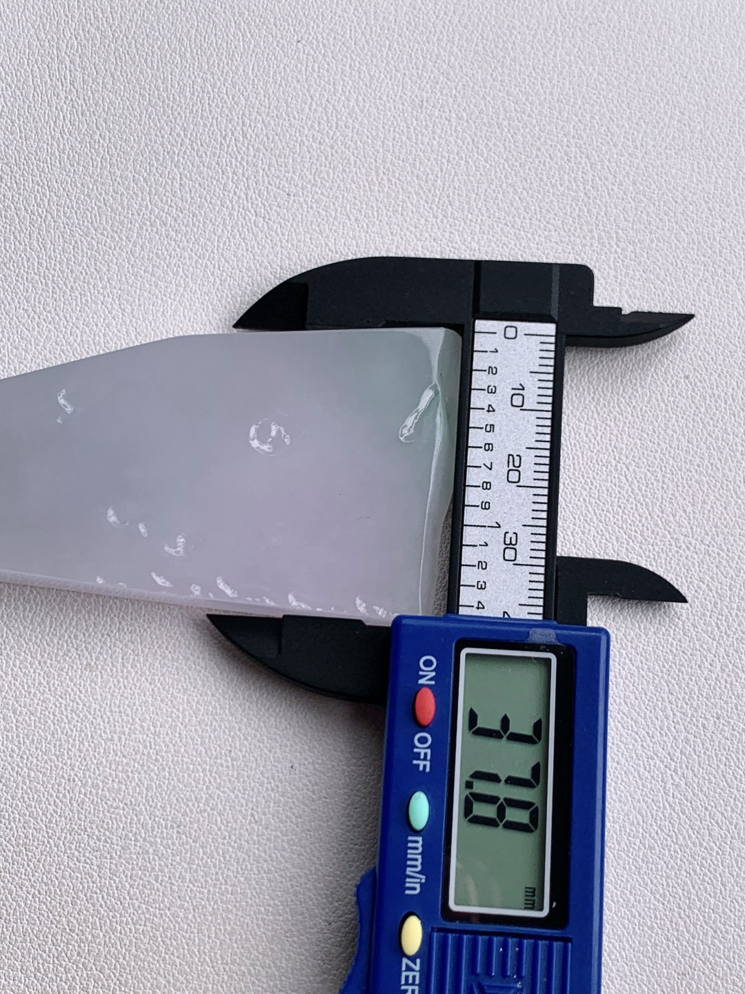 ️冰飘花/牌子料/片料/板料/特色料，可做牌子、人物、山水、动物、花件……等推荐参考，87.9/37.8/8，64.9克，冰骨含春，云栖浅黛。此冰飘花料如一缕浸在晨雾里的烟霞，冰种底质澄澈如练，淡紫底色晕染着春日的柔，飘花似远山含黛，自带朦胧清雅的禅意。它以随形的姿态诠释着“无规无矩，自在天成”的意趣，每一缕色泽与纹理，都是自然写就的留白，静待匠心点化，便成一方藏纳清宁气韵的山水小境。