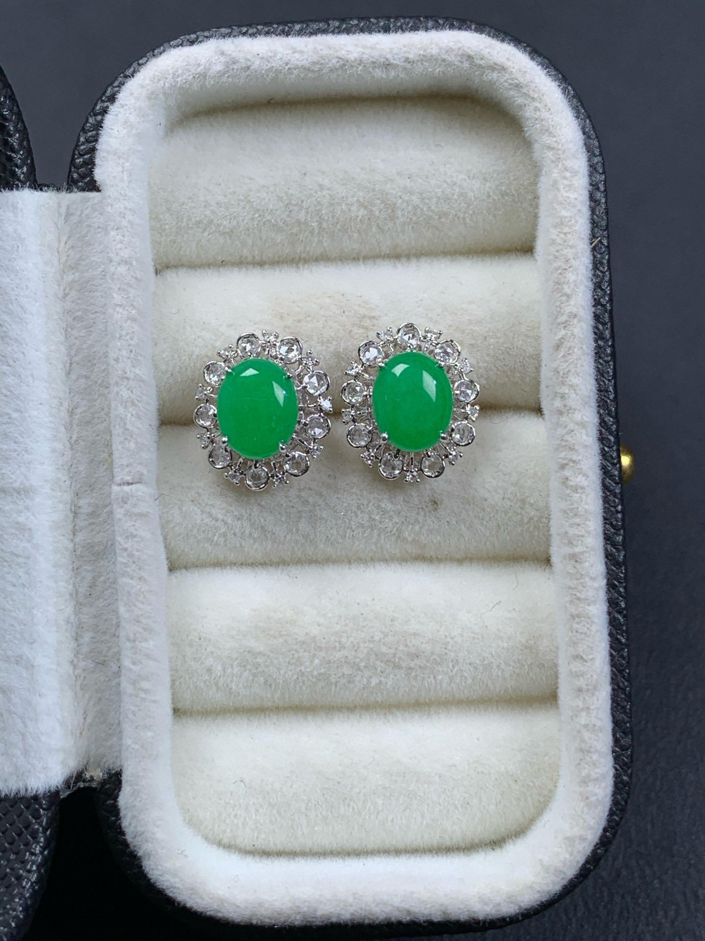 18k金镶嵌冰绿蛋面耳钉10.9/9.7/6.8，裸石6.8/5.5/3.5