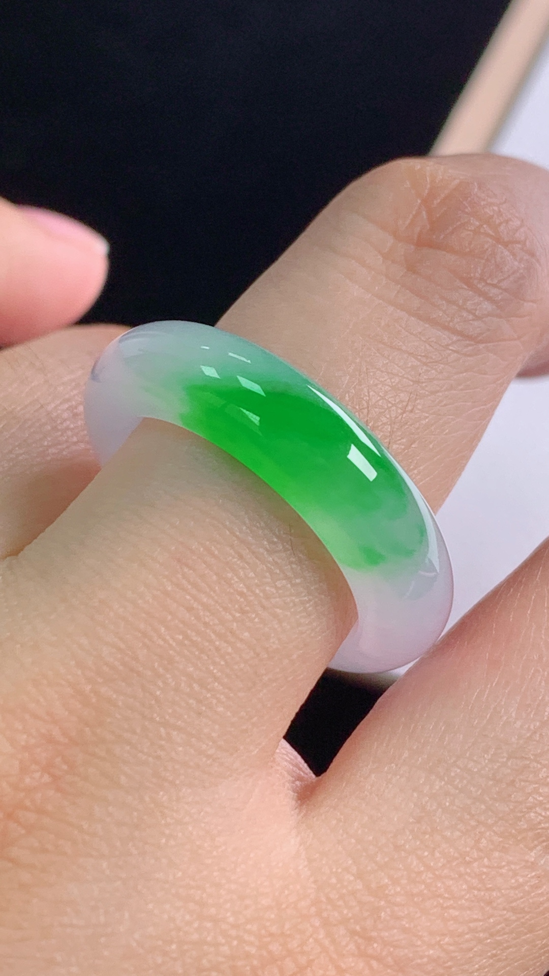 高品质，冰飘绿指环，种色兼备，花色灵动，水润清爽，无裂，尺寸:圈口17/17.9-6.1-4.5mm，20