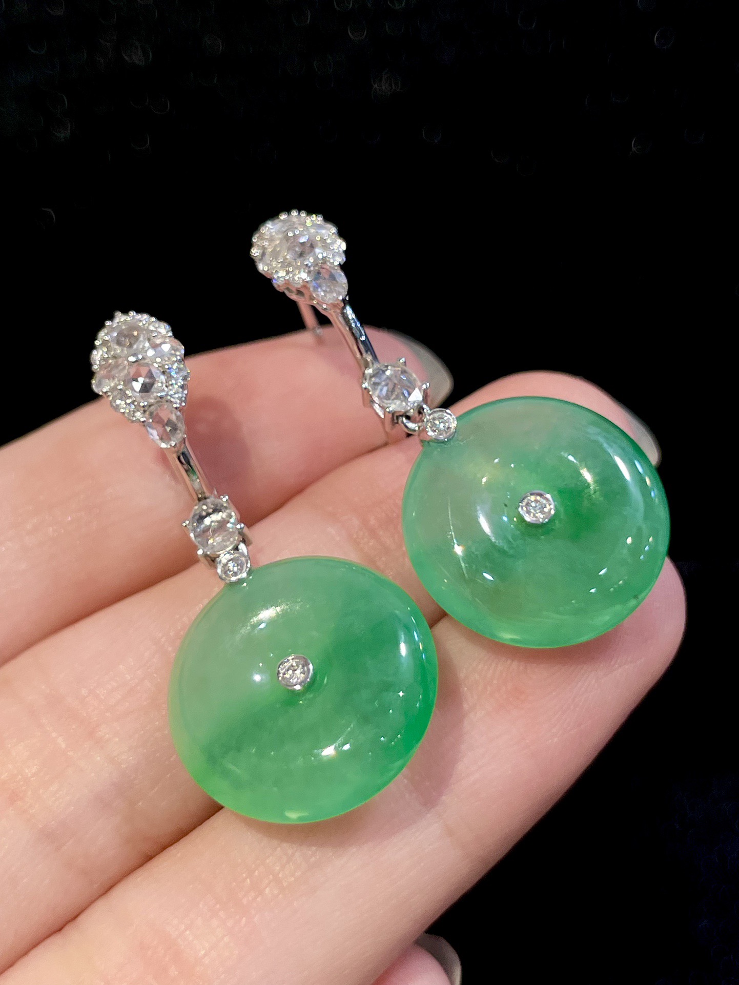 ️ 18K飘绿平安扣耳坠，温润翡翠平安扣，自带清雅飘绿，绿意灵动自然，线条圆润流畅，简约利落设计，尽显东方温婉气质。尺寸：整体34.9/16.3/4.8