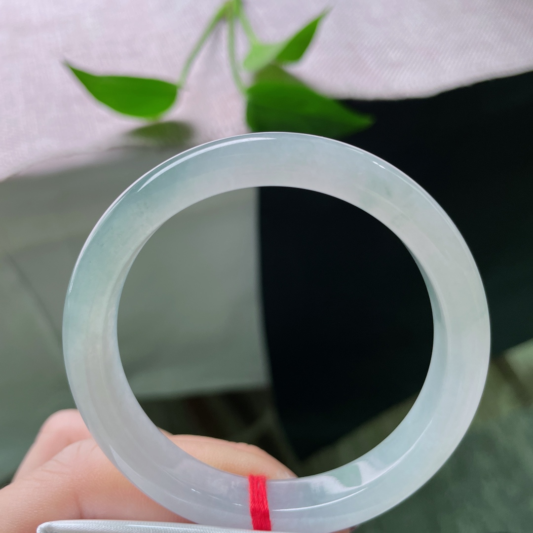 52.4/10/7.2，冰种晴底正圈，窄条，佩戴轻盈又优雅，种老，清透泛光，一点皮纹不显，ss50501a