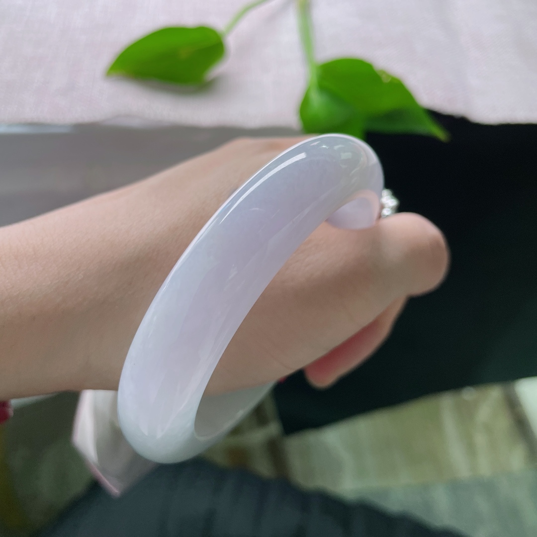 57.9/13.9/9.3，正圈，淡紫如雾，冰透如玉，温柔不挑人。版型厚装，一点皮纹不显，ss51883a