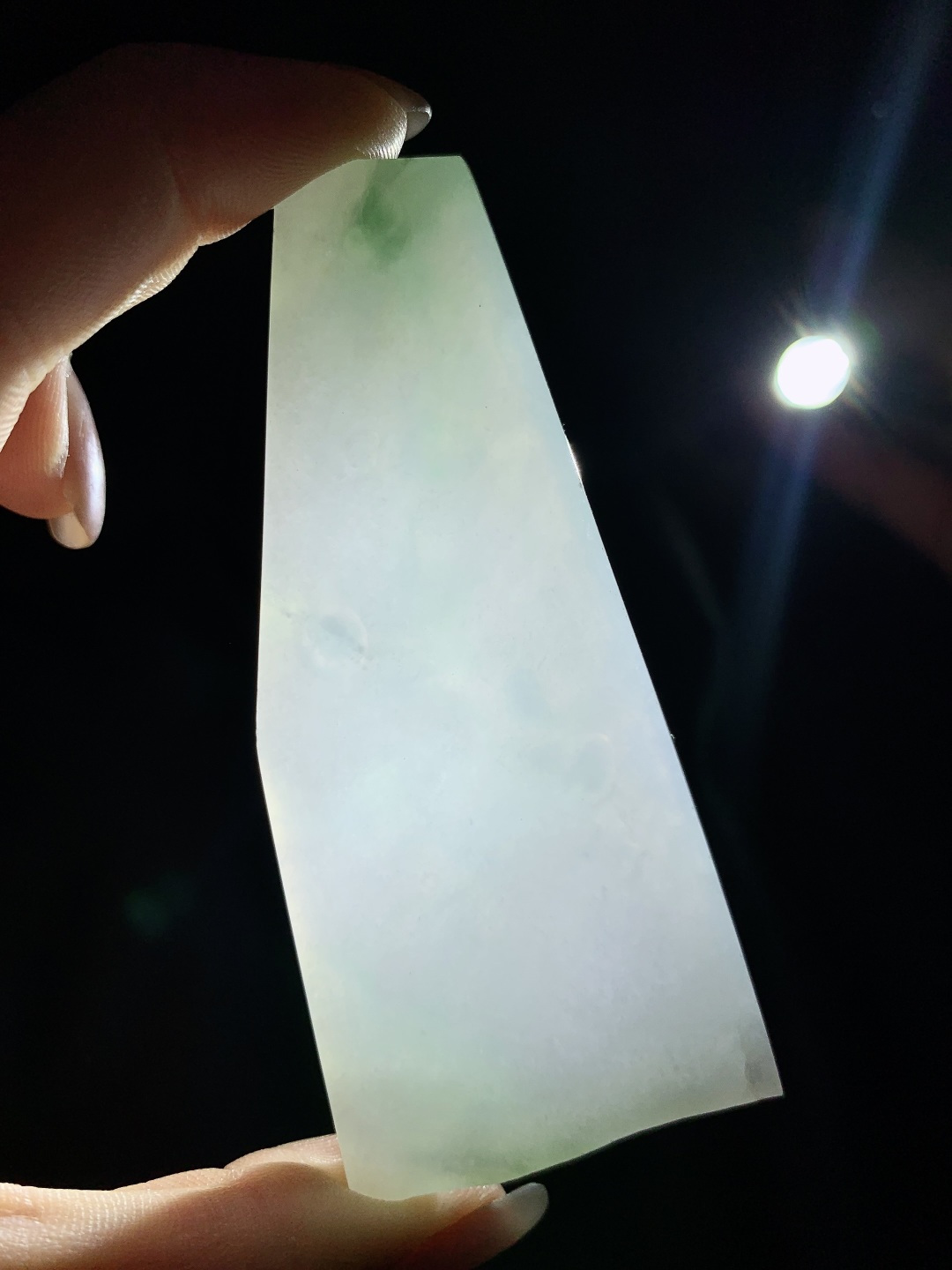 ️冰飘花/牌子料/片料/板料/特色料，可做牌子、人物、山水、动物、花件……等推荐参考，87.9/37.8/8，64.9克，冰骨含春，云栖浅黛。此冰飘花料如一缕浸在晨雾里的烟霞，冰种底质澄澈如练，淡紫底色晕染着春日的柔，飘花似远山含黛，自带朦胧清雅的禅意。它以随形的姿态诠释着“无规无矩，自在天成”的意趣，每一缕色泽与纹理，都是自然写就的留白，静待匠心点化，便成一方藏纳清宁气韵的山水小境。