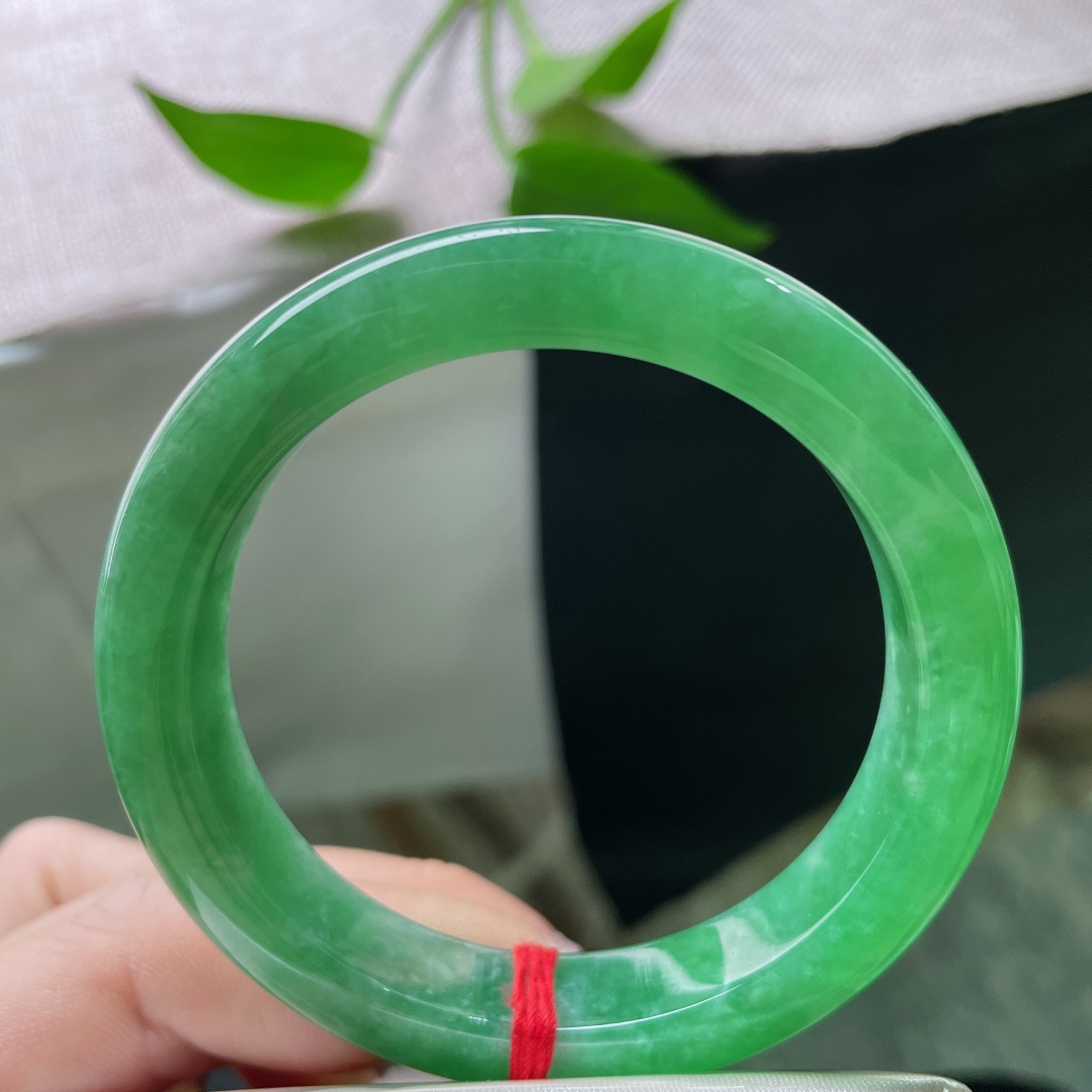 53.8/11.5/8.7绿底正圈，佩戴于腕间的东方哲学——内敛中见丰盈，流转中守圆满。皮纹，ss51702a