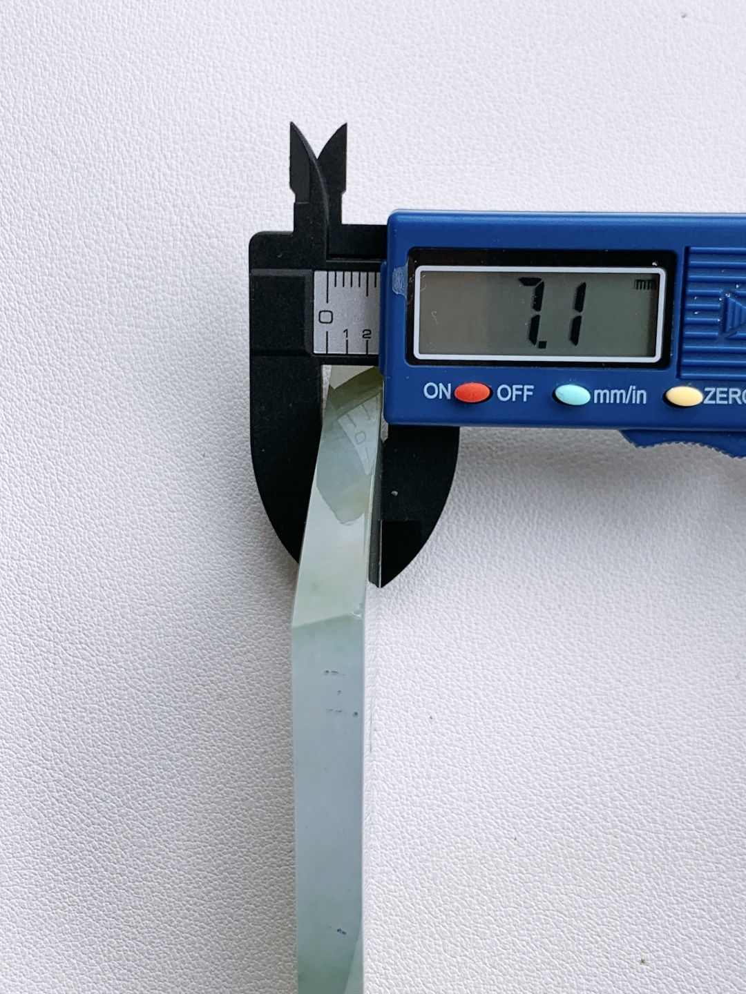 ️冰飘花/牌子料/片料/板料/特色料，可做牌子、人物、山水、动物、花件……等推荐参考，95.8/61.4/7.1，85.9克，材料优选，云栖玉砚，影落清川。此冰飘花料如一方未被惊扰的春日江洲，冰种底质澄澈如练，浅绿底色晕染着春水的柔，飘花似淡云漫过天际，自带浑然天成的禅意。它以开阔的形态诠释着“万象归心，顺势而为”的意趣，每一缕色泽与肌理，都是天地写就的留白，静待匠心点化，便成一方藏纳山河气象的清宁之境。