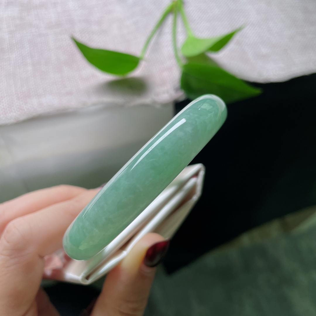 57/12/7.8，绿底正圈，颜色分布均匀，水头好，种老，内纹不显，ss51982a