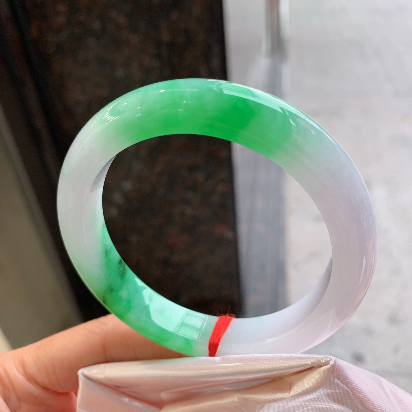 正圈飘绿，无裂，尺寸：57.8/11.2/9.1，色阳绿