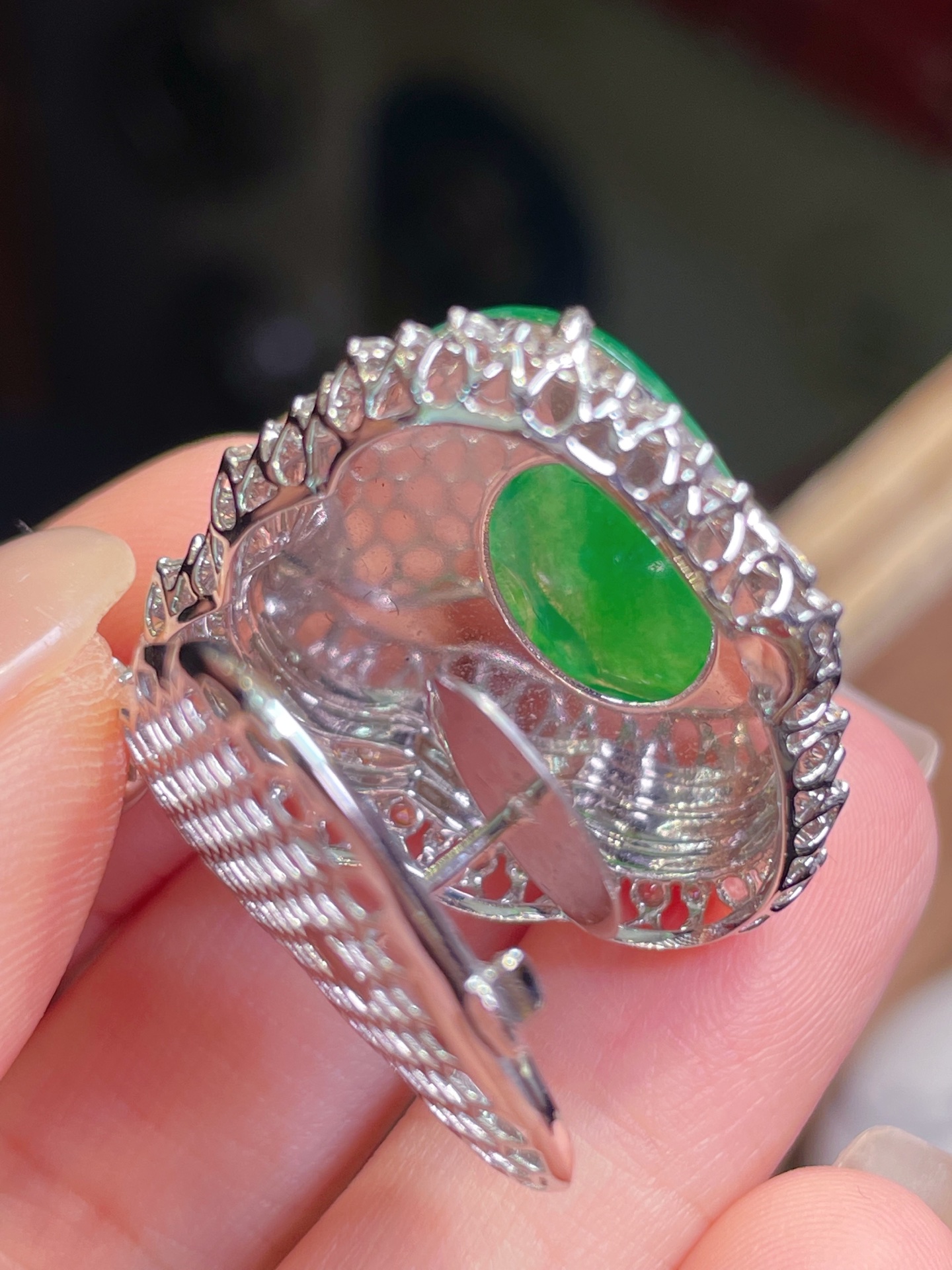 ️翡翠A货 佛公吊坠，阳绿满色，料子冰润细腻，种老起光，18k金镶真钻，上身佩戴效果很好，尺寸：38.2/29.5/11.3，编号22