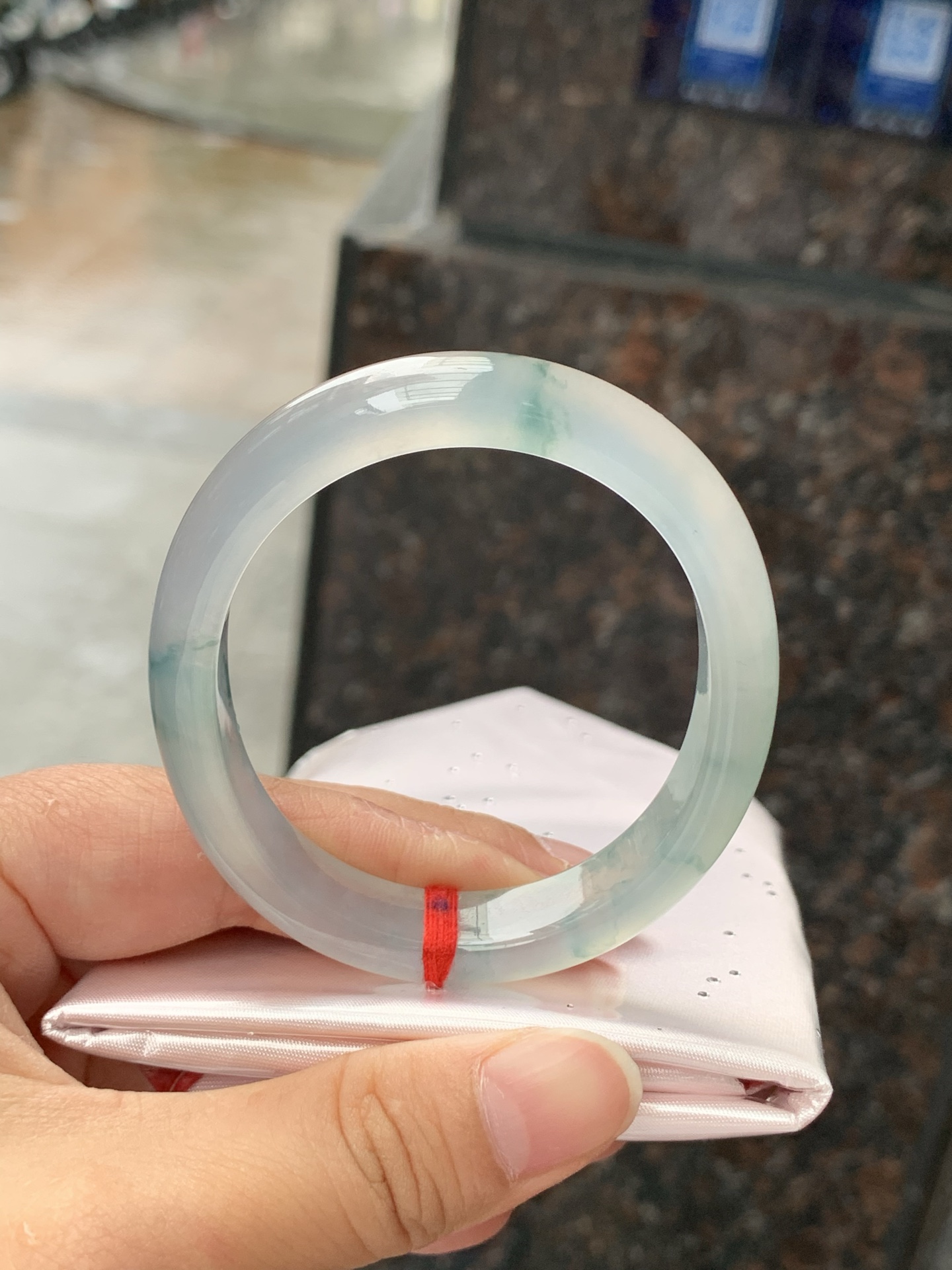 冰飘花贵妃，54.2-47.5-10.2-7，0424-N525，底妆冰透，胶润细腻，蓝花灵动飘逸，勾勒出一幅唯美诗意的山水意境画，古典优雅又秀气，无裂