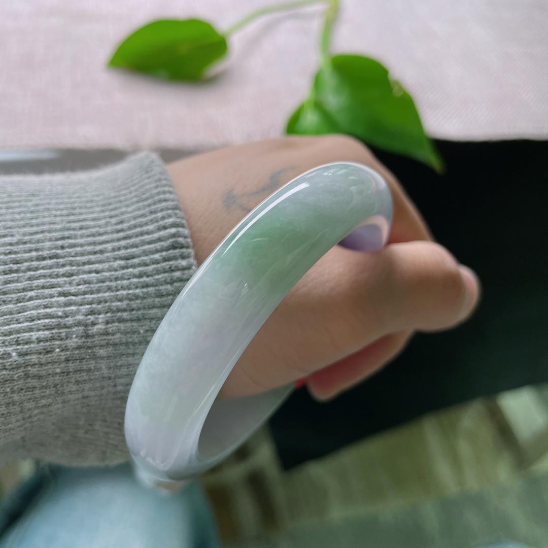 54/12.9/8.2，春带彩正圈，水润，紫为云，绿为芽，一镯藏尽人间春色。一点皮纹不显，ss51947a