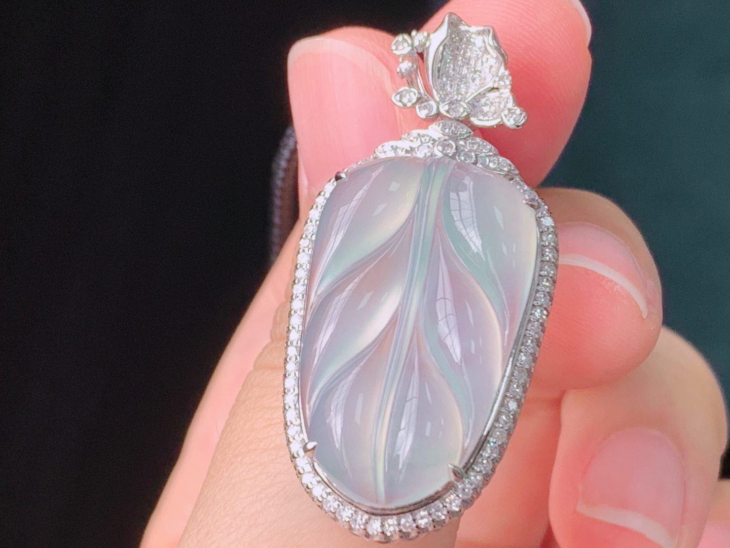 高冰叶子吊坠，18K重金镶嵌，种水，清透细腻，无裂，尺寸:38.4-18.2-9.6，裸石24.6-