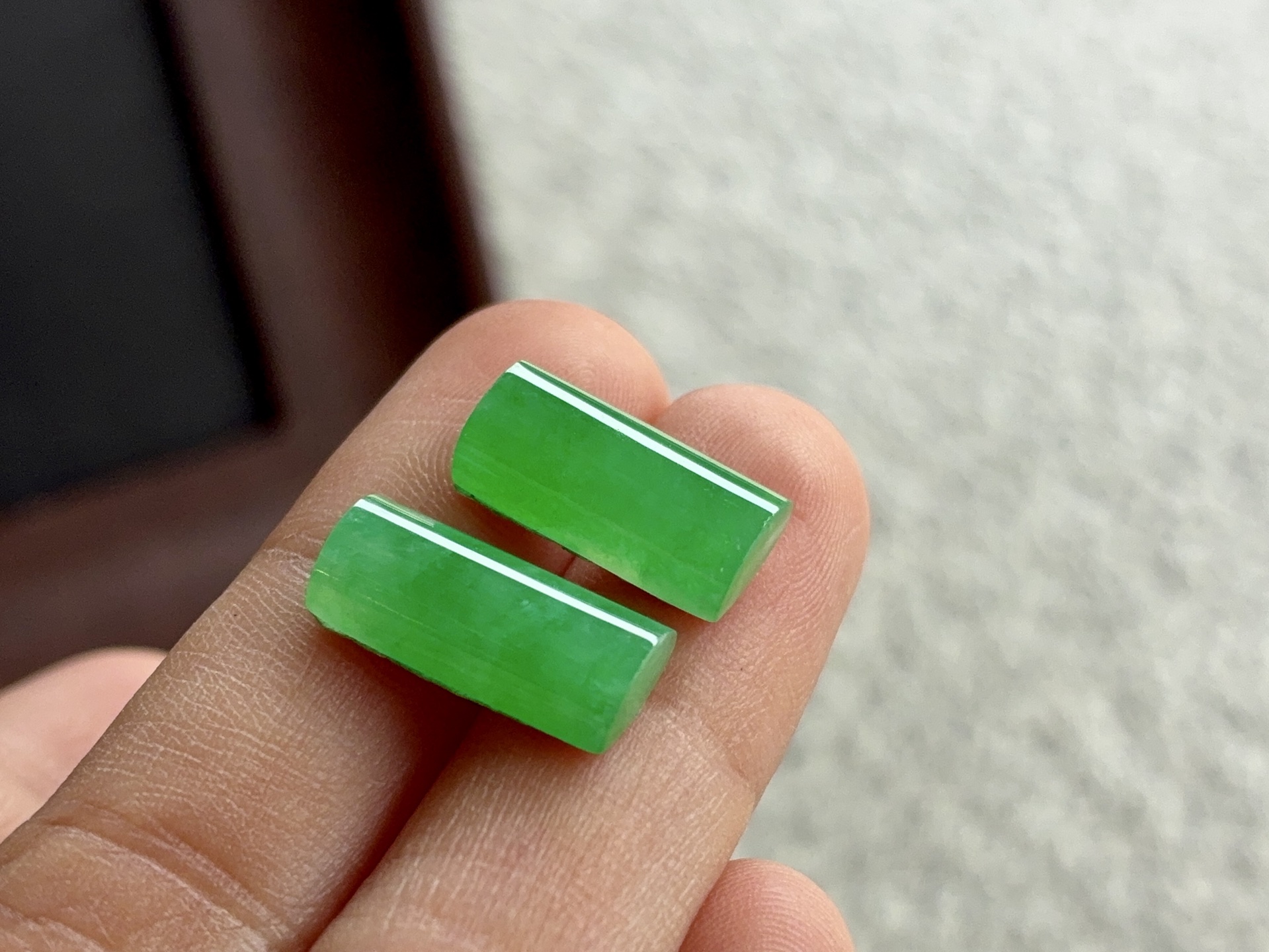 ️ 冰绿马鞍一对，色泽纯正，玉质细腻，尺寸14.7×6.7×4.6。13.7×6.7×4.9。