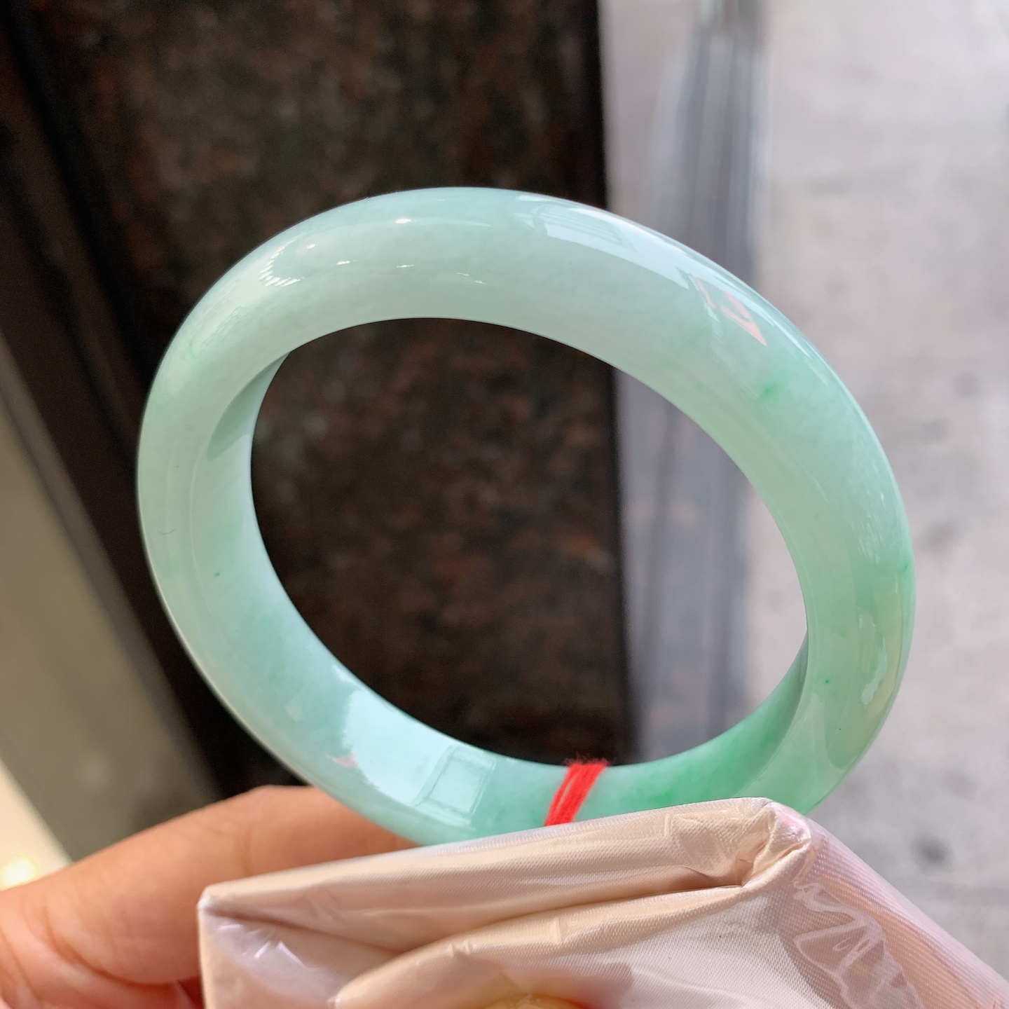 正圈飘绿，无裂，尺寸：59.5/12.6/8.6，大圈口