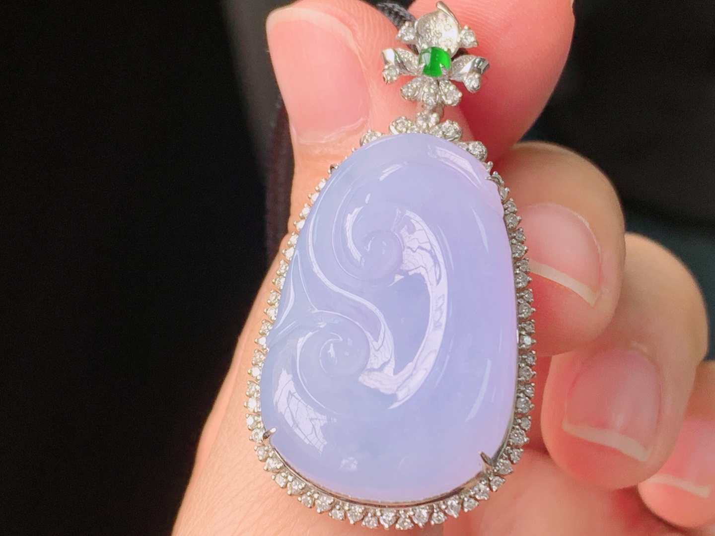 冰紫如意吊坠，18K重金镶嵌，紫色浓郁，水润细腻，无裂，尺寸:44.2/22.5/9.9，裸石29.