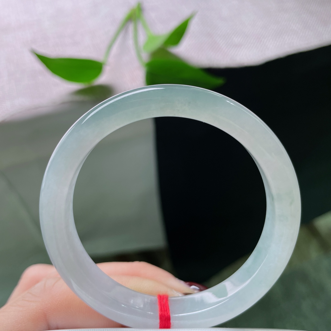 52.4/10/7.2，冰种晴底正圈，窄条，佩戴轻盈又优雅，种老，清透泛光，一点皮纹不显，ss505