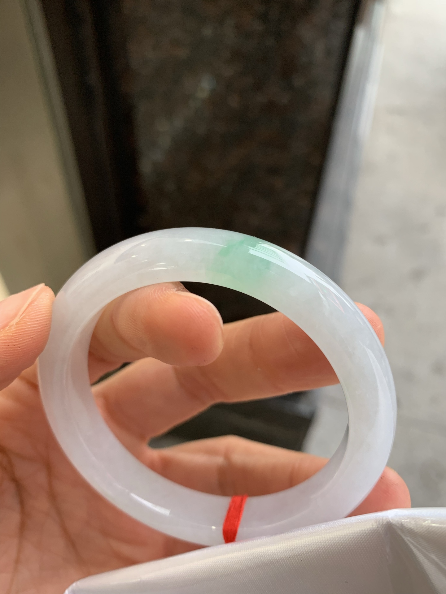 正圈冰飘绿，无裂，尺寸：53.5/10.2/8.2，清爽