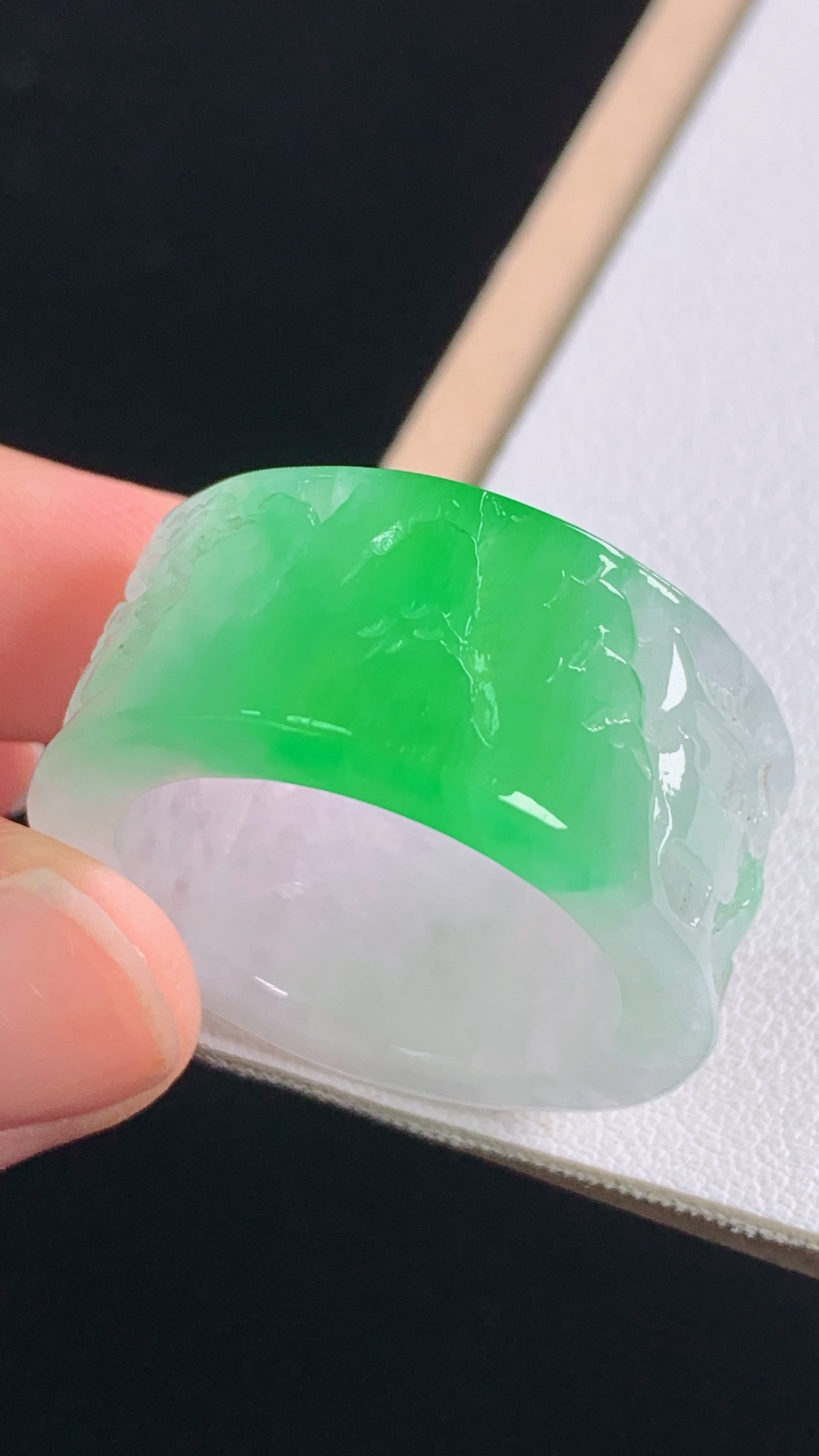 冰飘绿山水扳指，翠色灵动，水润细腻，无裂，尺寸:圈口24/20.4-12.6-4.3mm