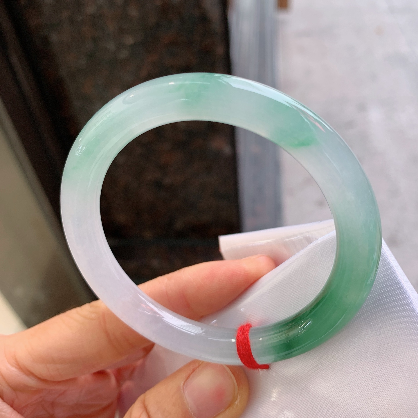 圆条冰飘绿花，有纹、有裂，尺寸：55/8.8，料子漂亮