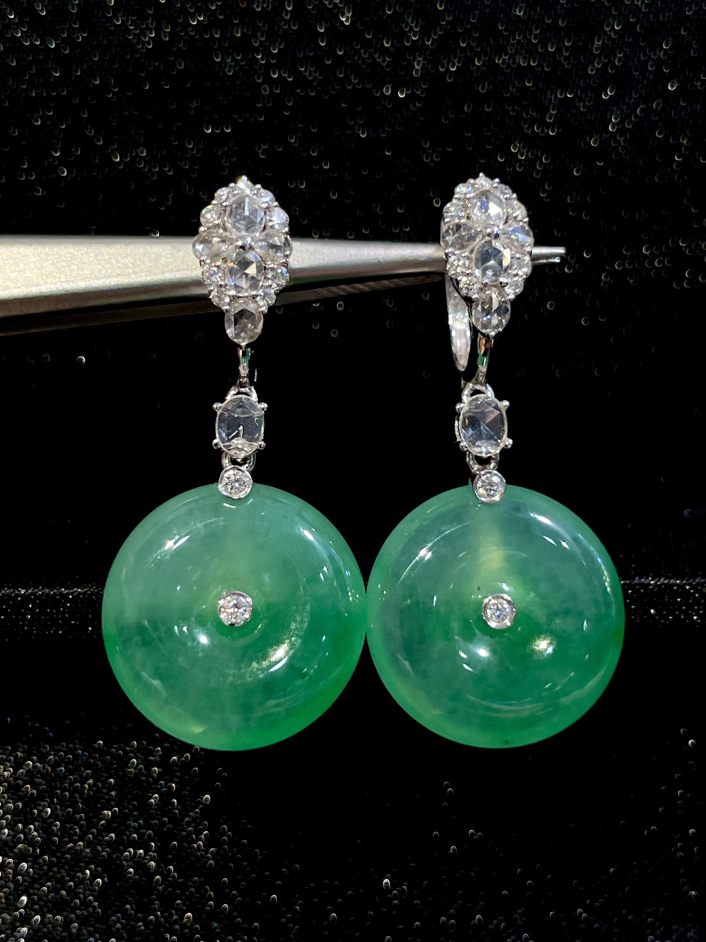 ️ 18K飘绿平安扣耳坠，温润翡翠平安扣，自带清雅飘绿，绿意灵动自然，线条圆润流畅，简约利落设计，