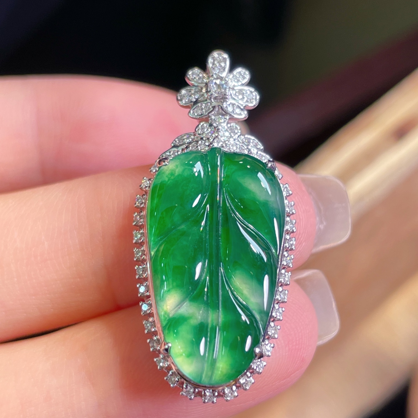 ️超值，翡翠A货 满绿，叶子吊坠，18k金镶嵌，冰润细腻，佩戴效果出众：34/15.8/8.2，裸