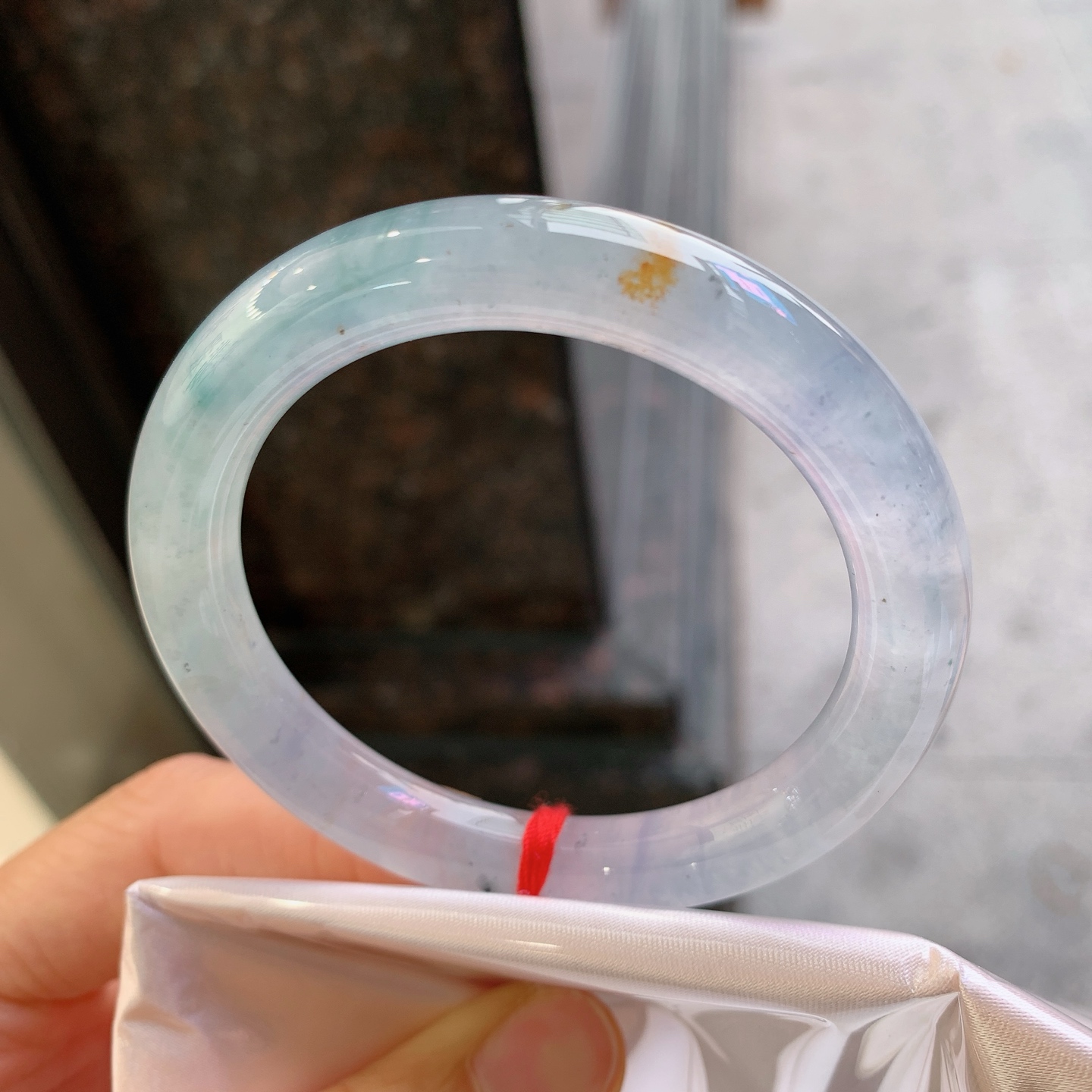 圆条冰种带黄翡，无裂，尺寸：52.3/9.2/9